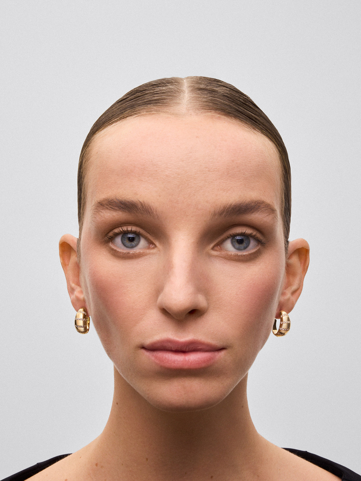 Pendientes de aro de oro amarillo de 18K con pavé de diamantes en talla brillante