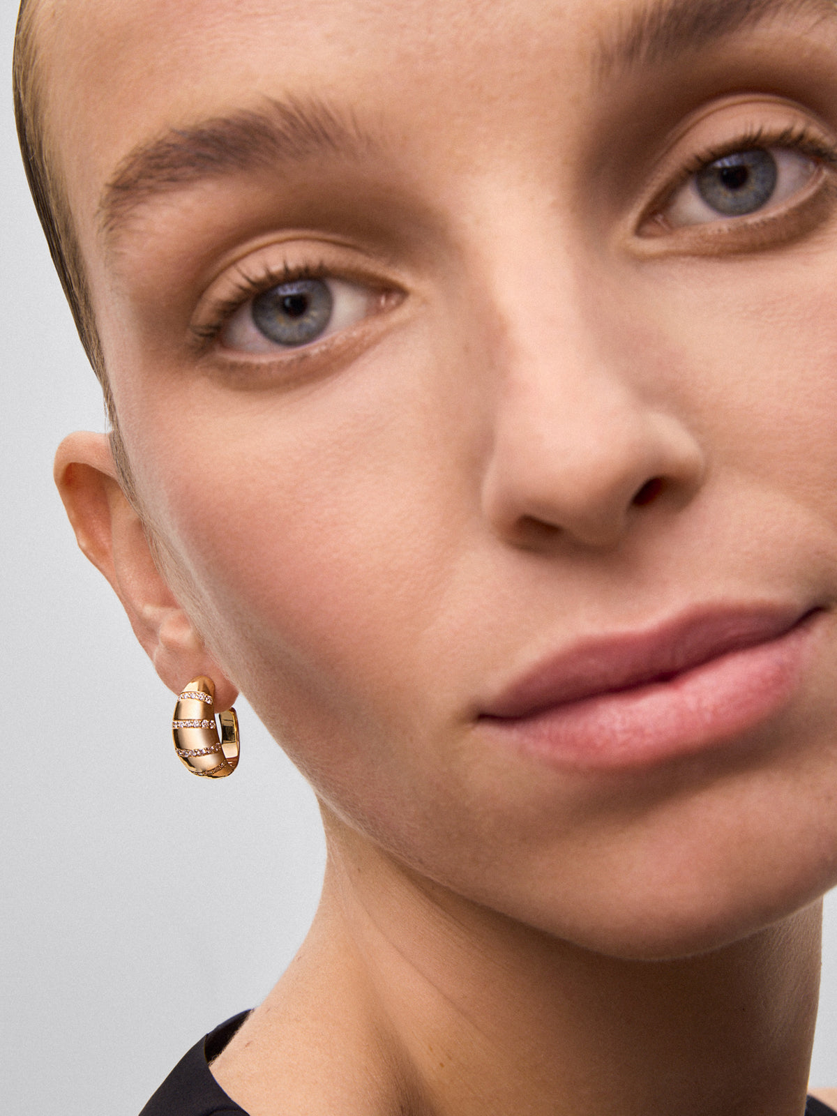 Pendientes de aro de oro amarillo de 18K con pavé de diamantes en talla brillante