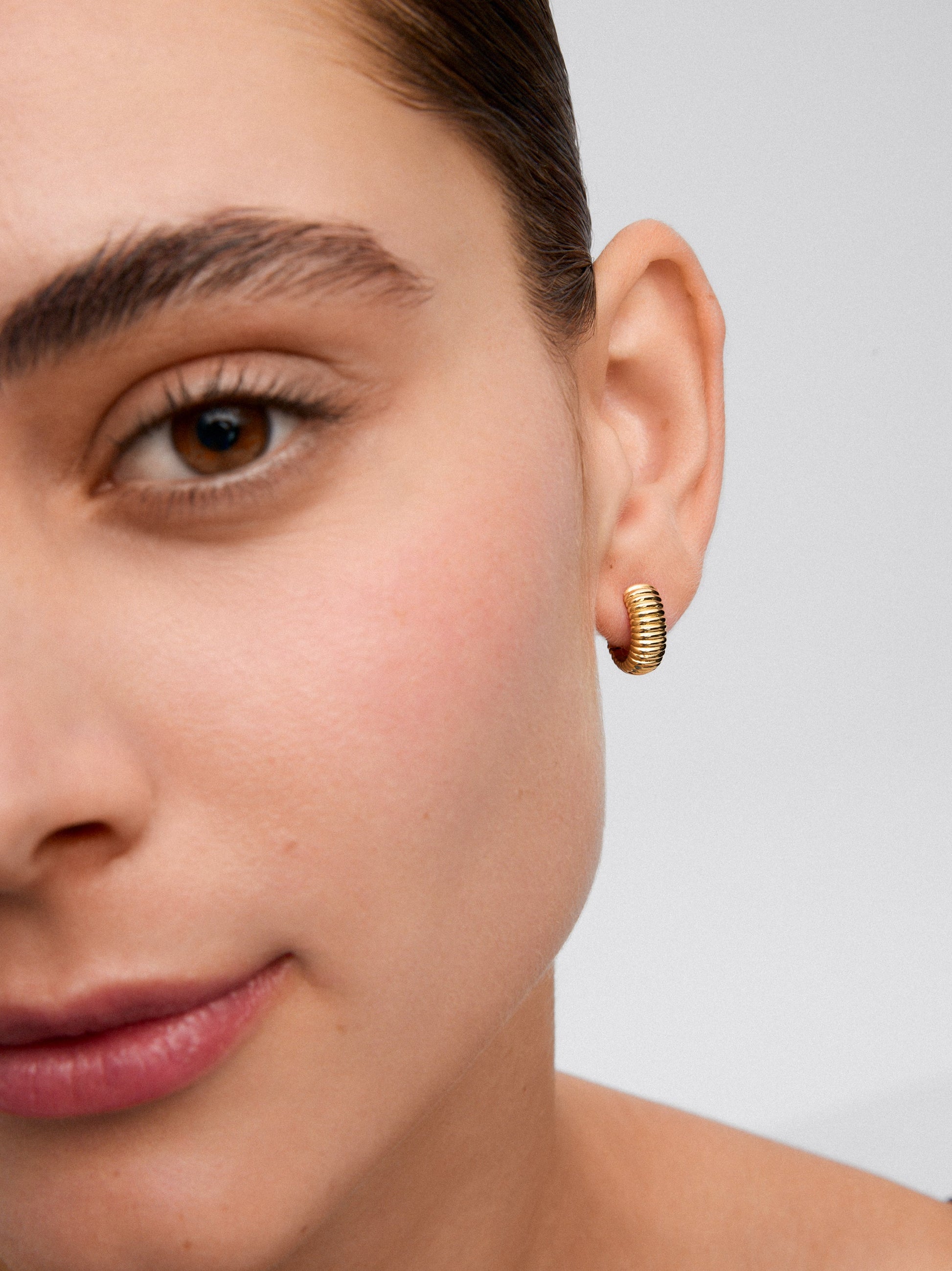 Pendientes gallonados de oro amarillo de 18K