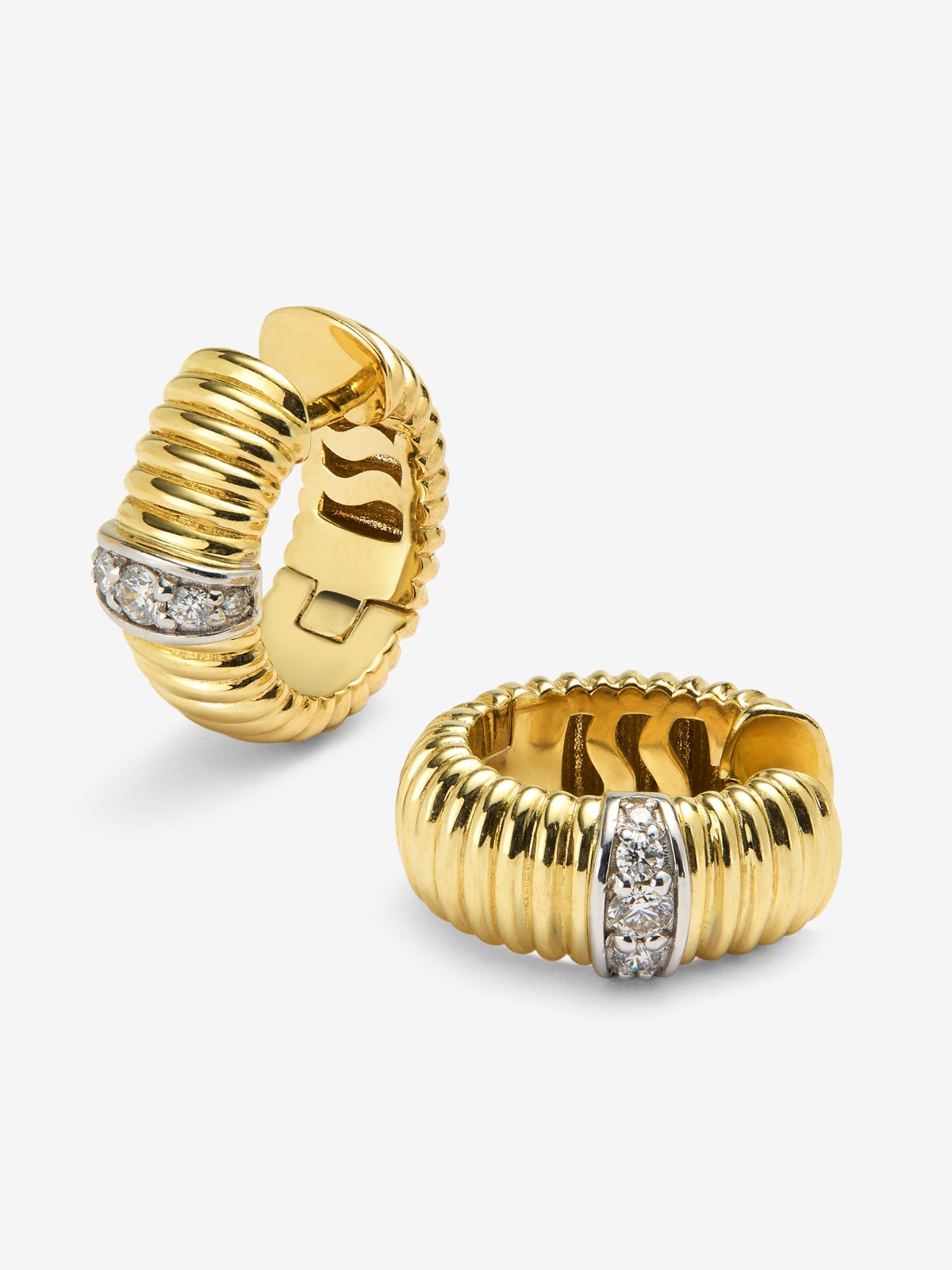Pendientes gallonados de oro blanco y amarillo de 18K con pavé de diamantes en talla brillante con un total de 0,13 ctsen talla brillante con un total de 0,13 cts