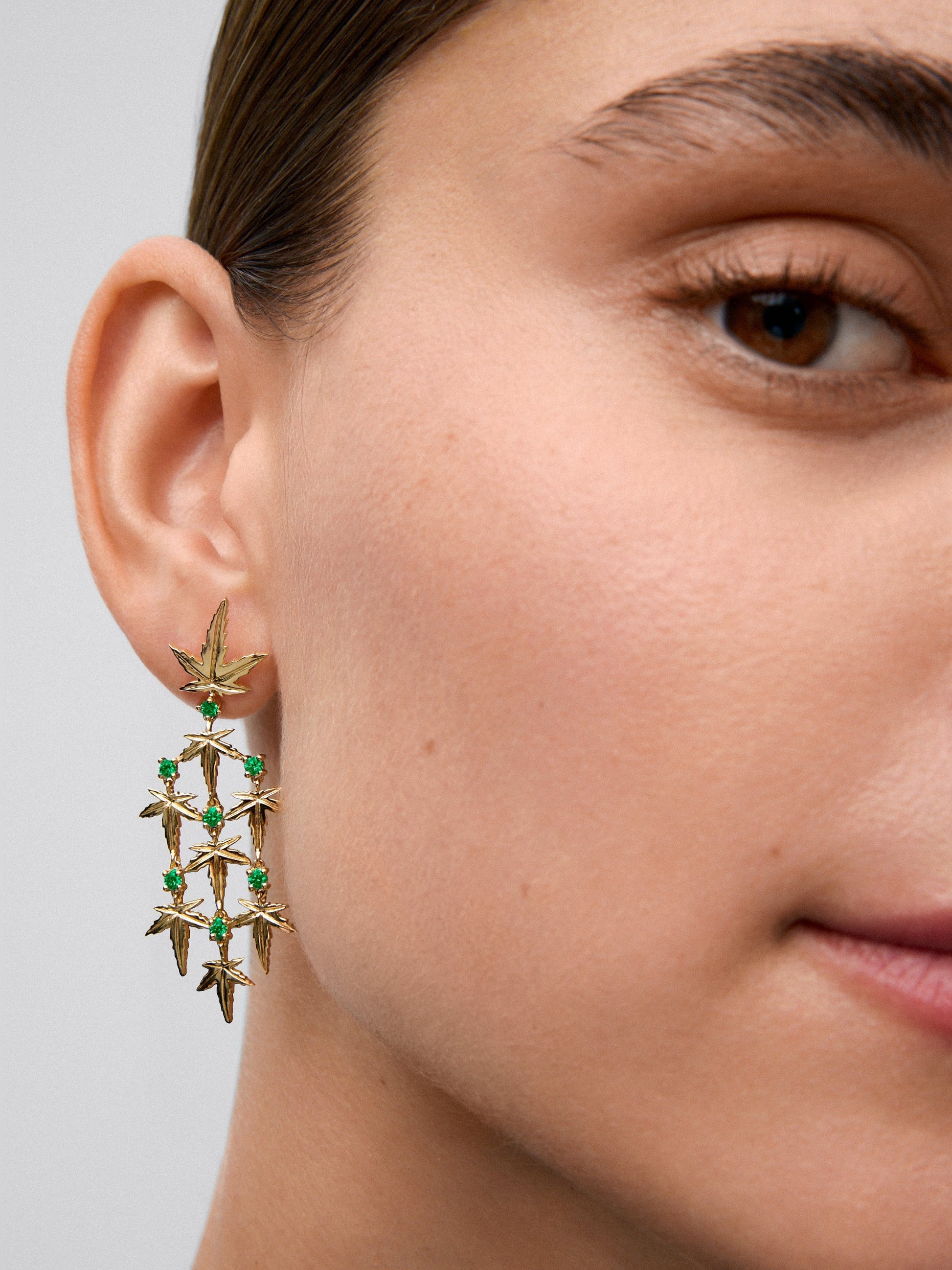 Pendientes de oro amarillo con esmeralda