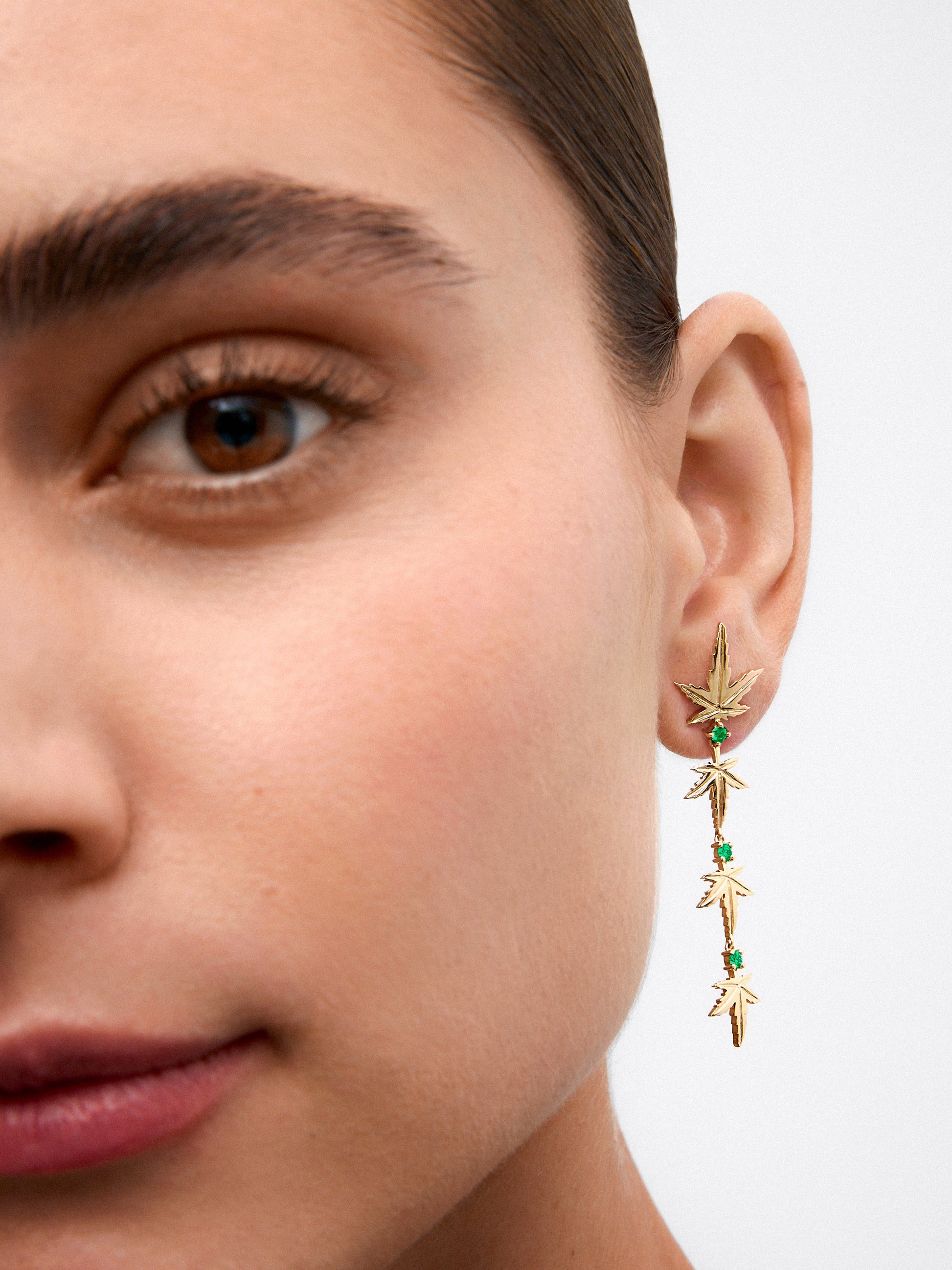 Pendientes de oro amarillo con esmeralda