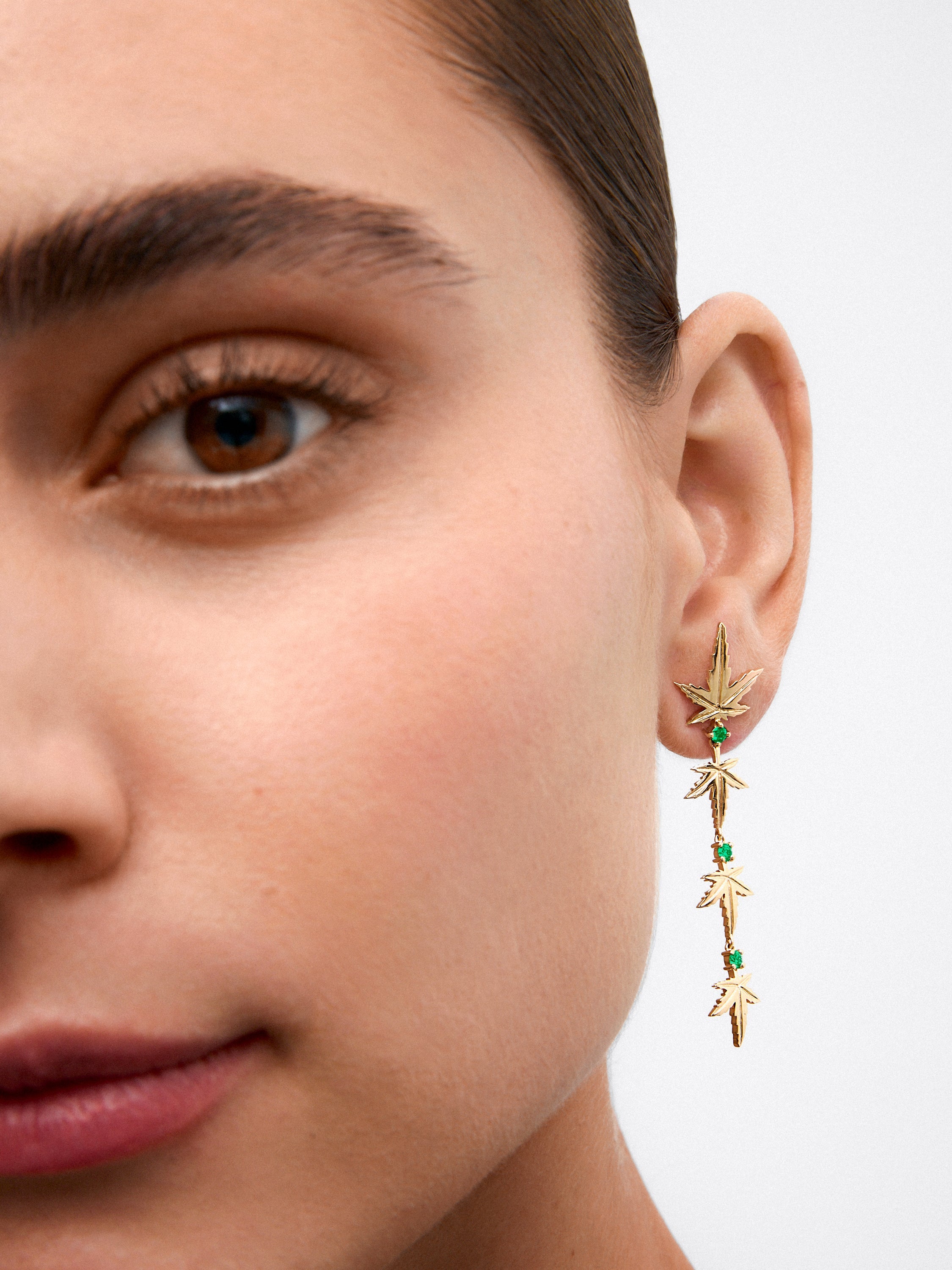 Pendientes de oro amarillo con esmeralda