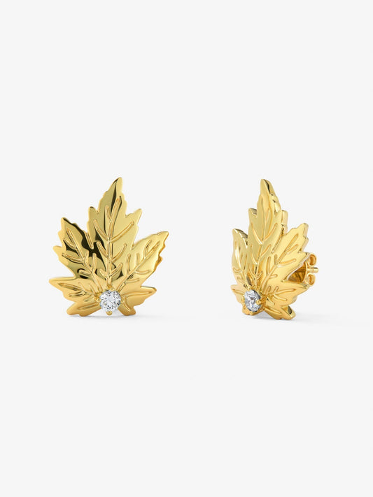 Pendientes de oro amarillo de 18K con 2 diamantes centrales en talla brillante y forma de hoja de arce