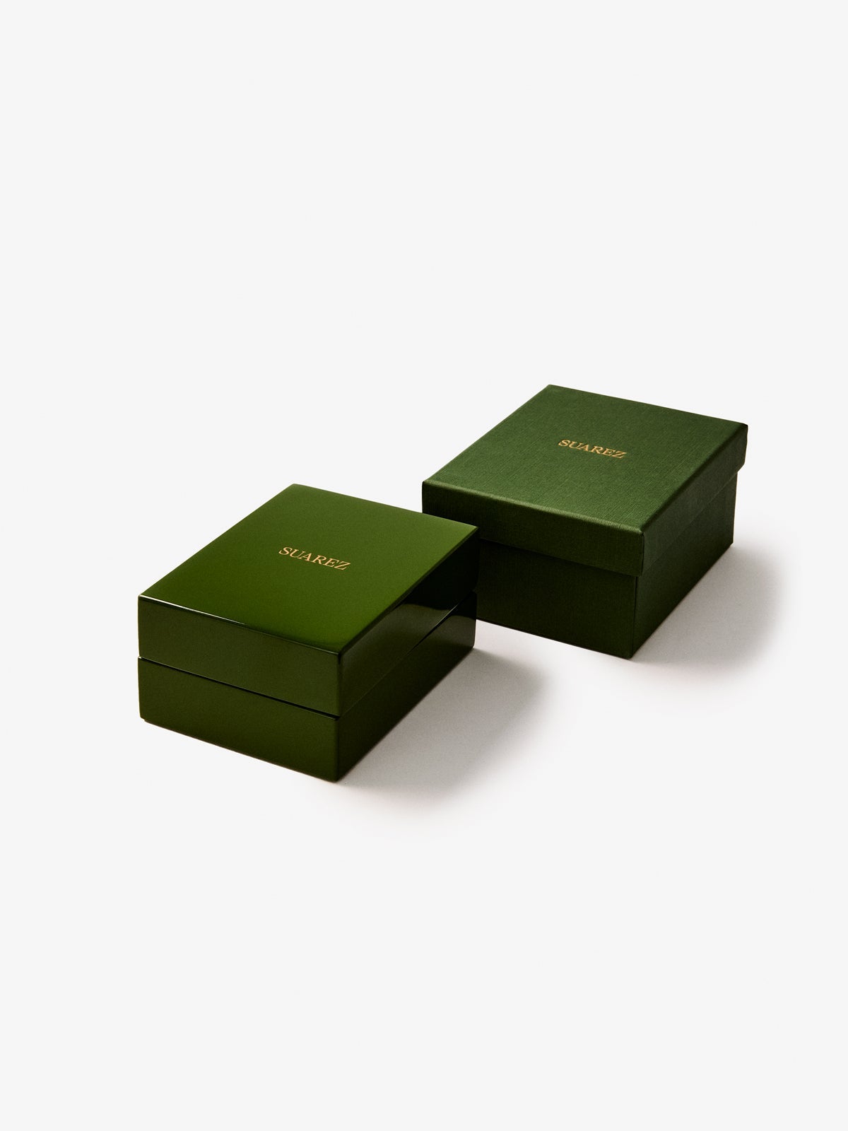 Pendientes de oro amarillo de 18K con 2 esmeraldas centrales en talla brillante con un total de 0,33 cts y forma de hoja de arce