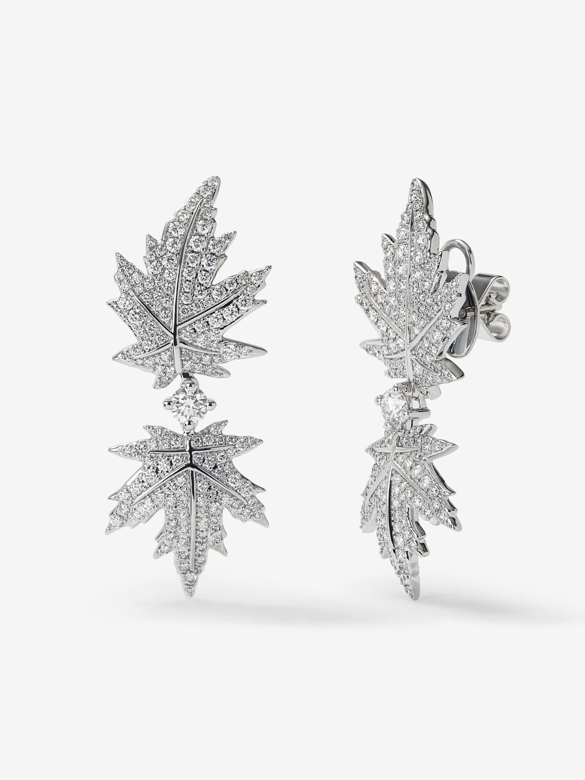 Pendientes largos de oro blanco de 18K con diamantes y forma de hoja de arce