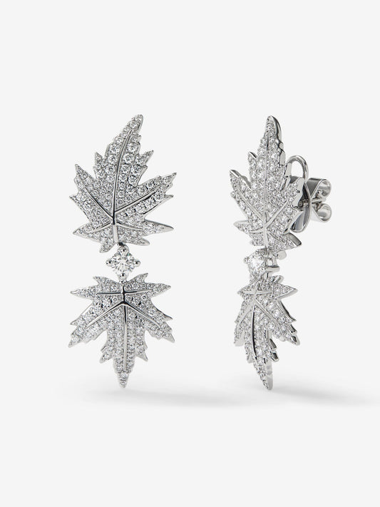 Pendientes largos de oro blanco de 18K con diamantes y forma de hoja de arce