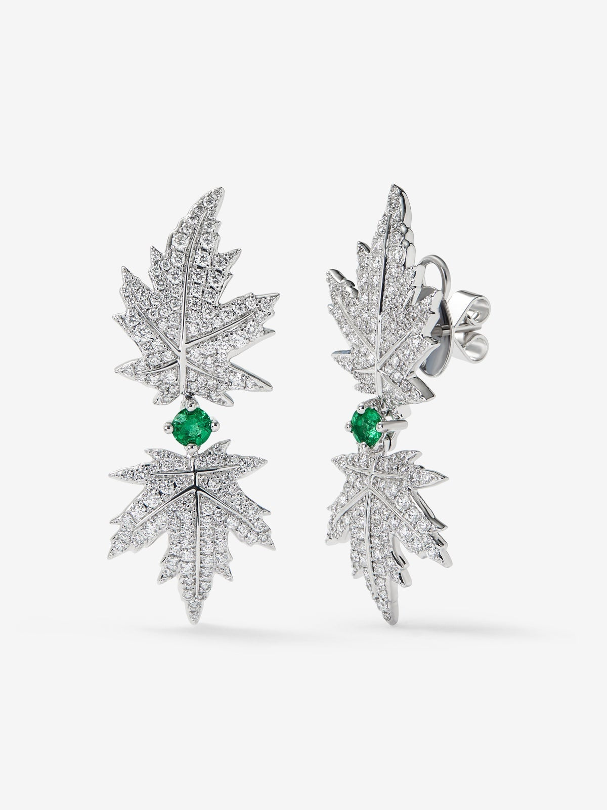 Pendientes largos de oro blanco de 18K con diamantes y esmeralda, en forma de hoja de arce