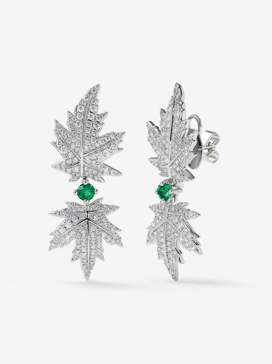 Pendientes largos de oro blanco de 18K con diamantes y esmeralda, en forma de hoja de arce