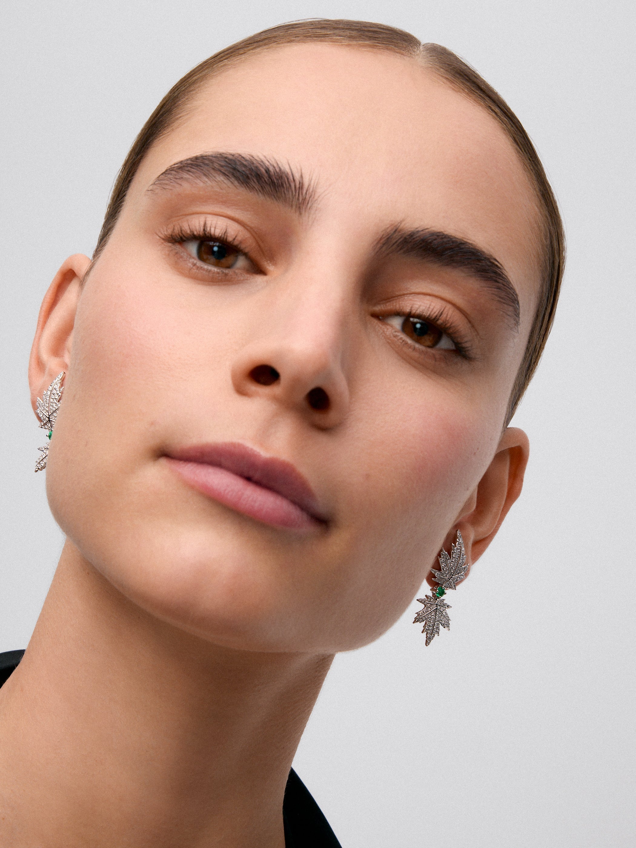 Pendientes largos de oro blanco de 18K con diamantes y esmeralda, en forma de hoja de arce