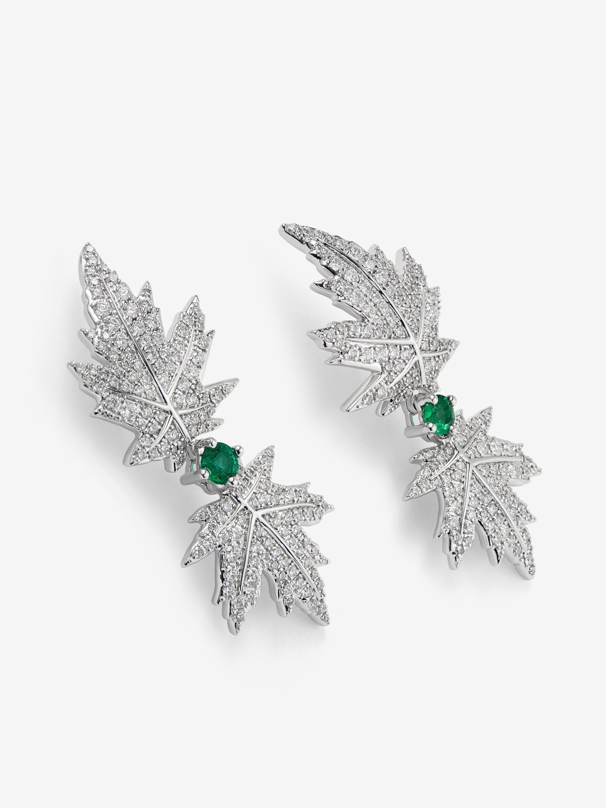 Pendientes largos de oro blanco de 18K con diamantes y esmeralda, en forma de hoja de arce