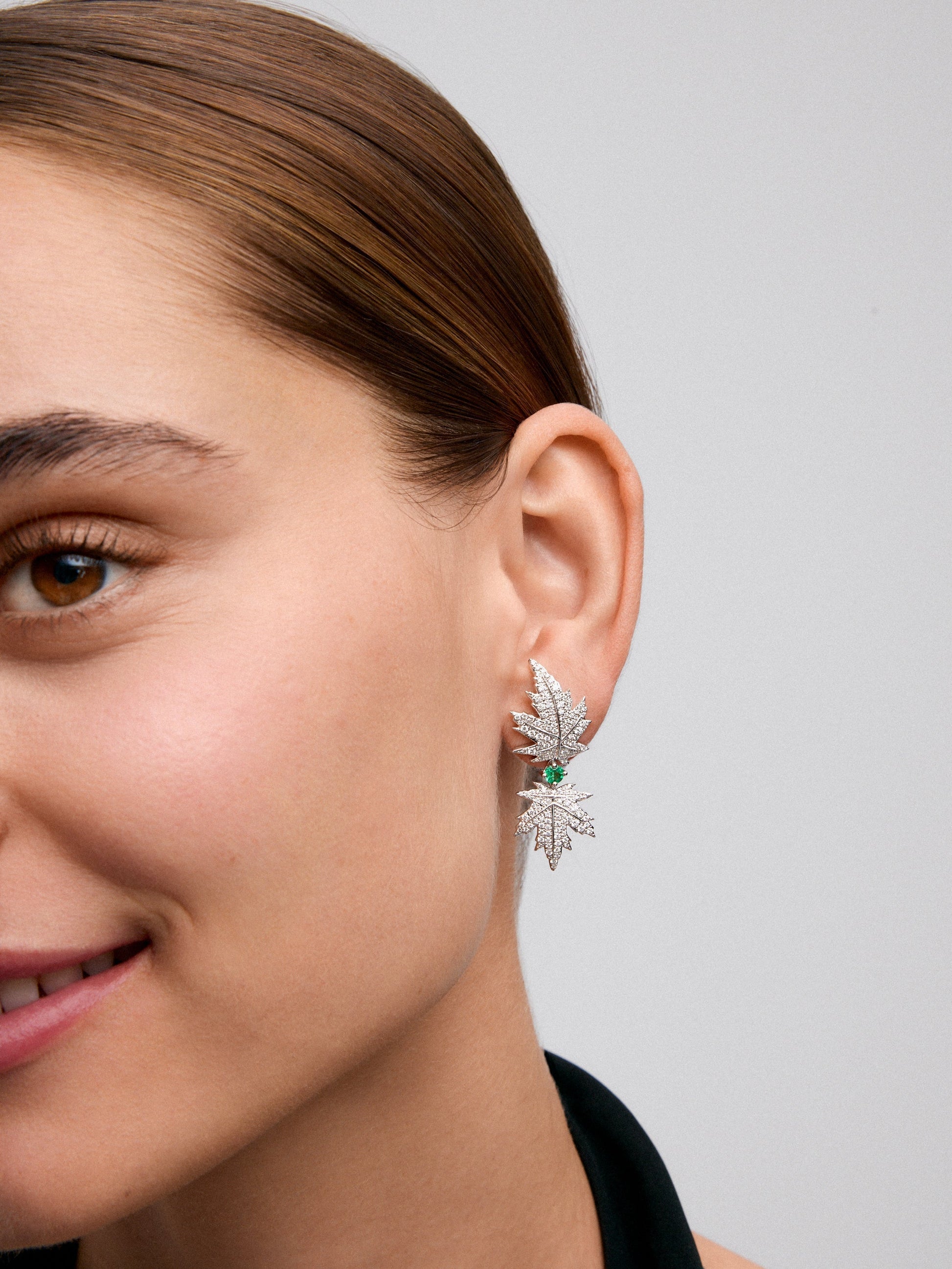 Pendientes largos de oro blanco de 18K con diamantes y esmeralda, en forma de hoja de arce