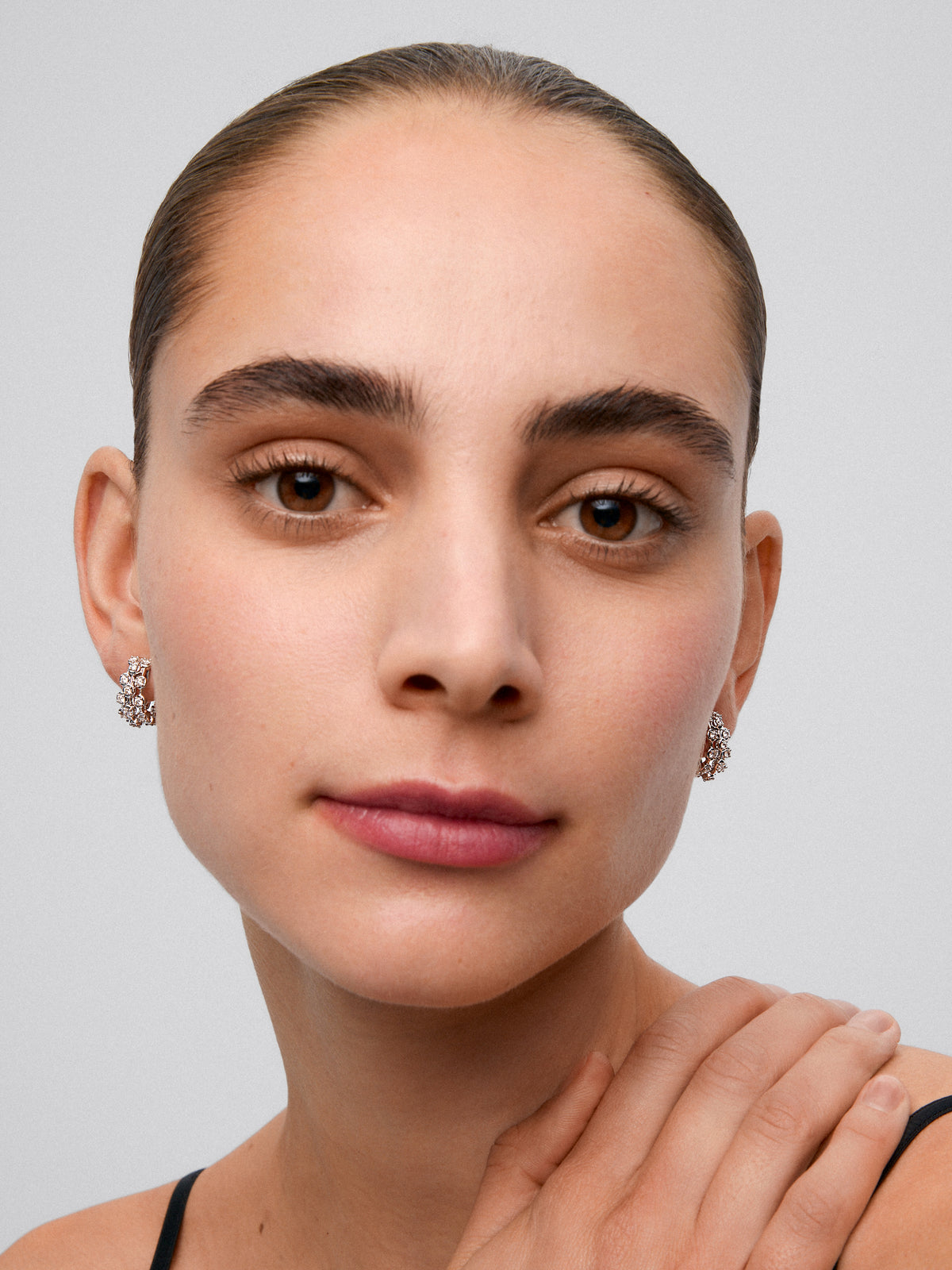 Pendientes de oro blanco de 18K con 32 diamantes en talla brillante con un total de 1,12 cts