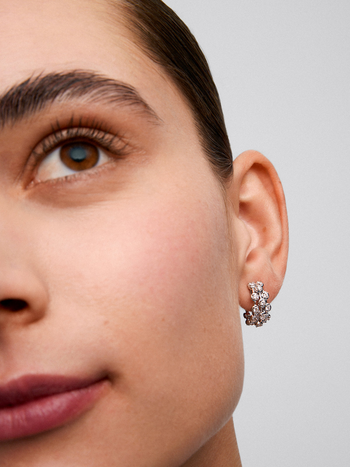 Pendientes de oro blanco de 18K con 32 diamantes en talla brillante con un total de 1,12 cts
