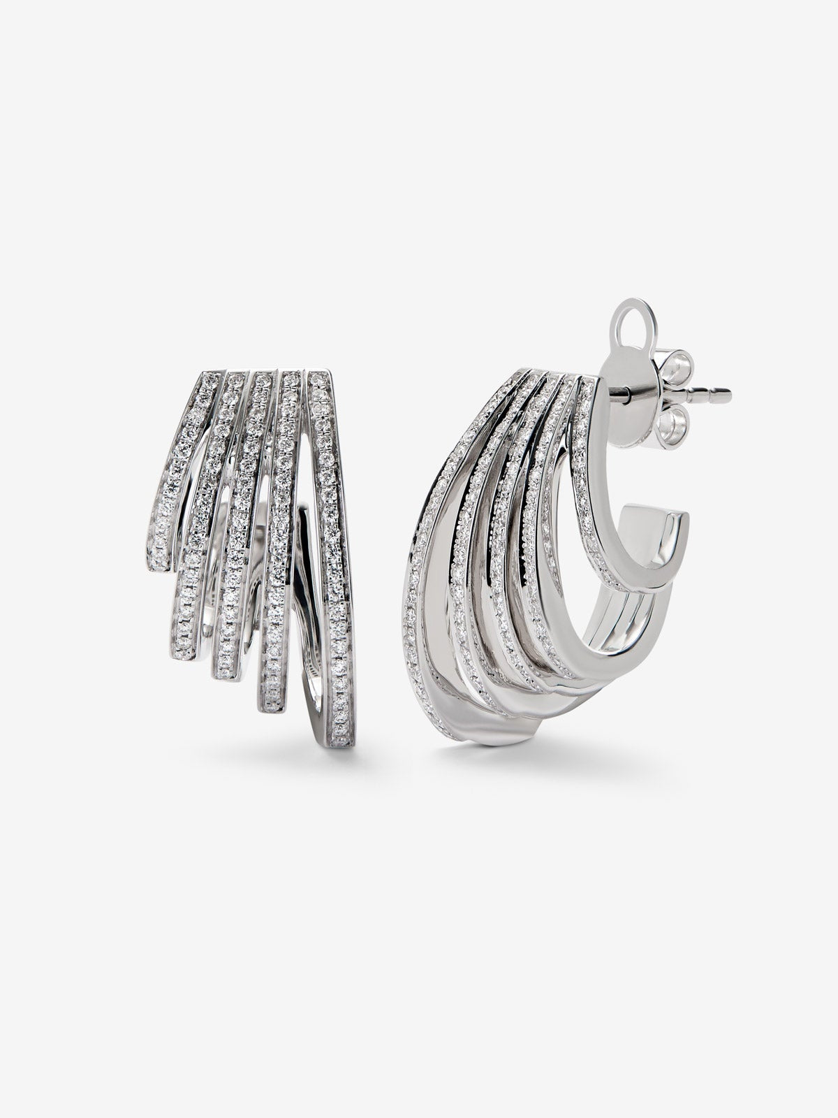 Pendientes de oro blanco de 18K con 178 diamantes en talla brillante con un total de 0,53 cts