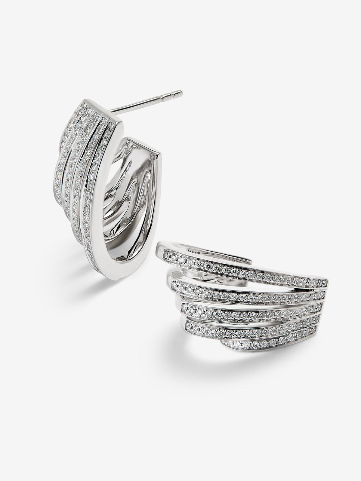 Pendientes de oro blanco de 18K con 178 diamantes en talla brillante con un total de 0,53 cts