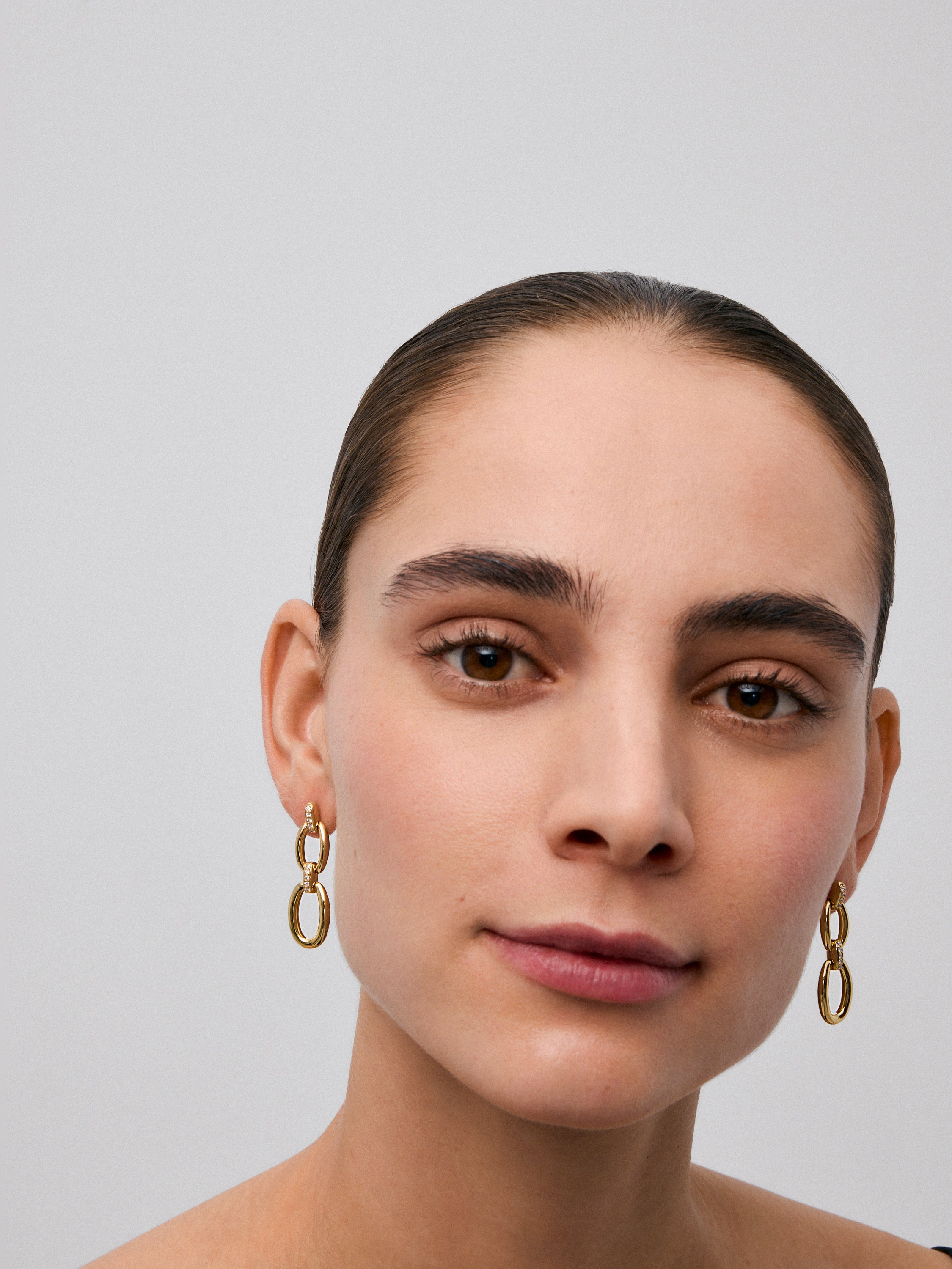 Pendientes cortos de eslabones de oro amarillo de 18K con pavé de diamantes