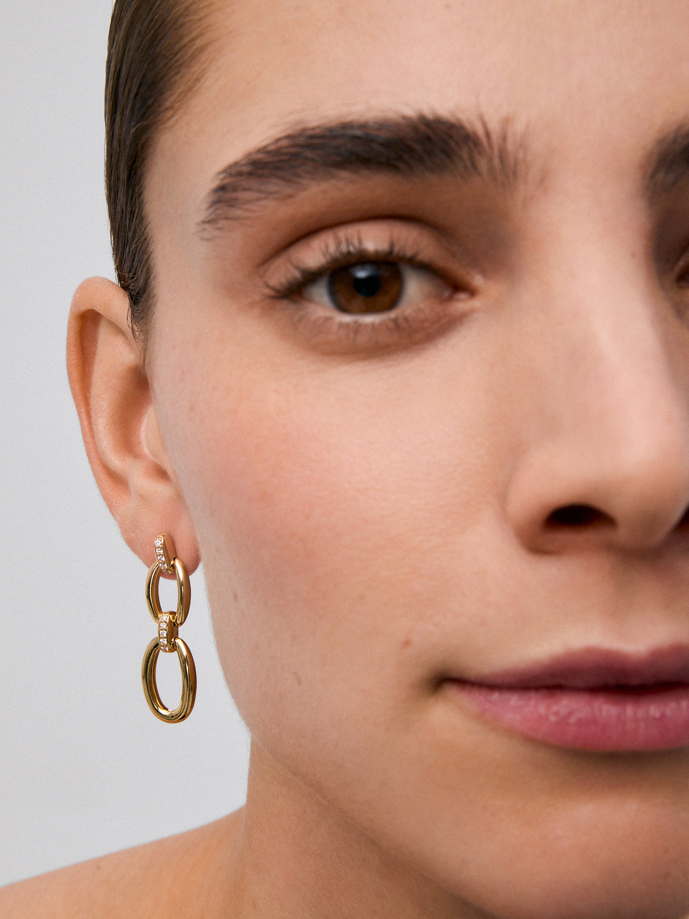 Pendientes cortos de eslabones de oro amarillo de 18K con pavé de diamantes