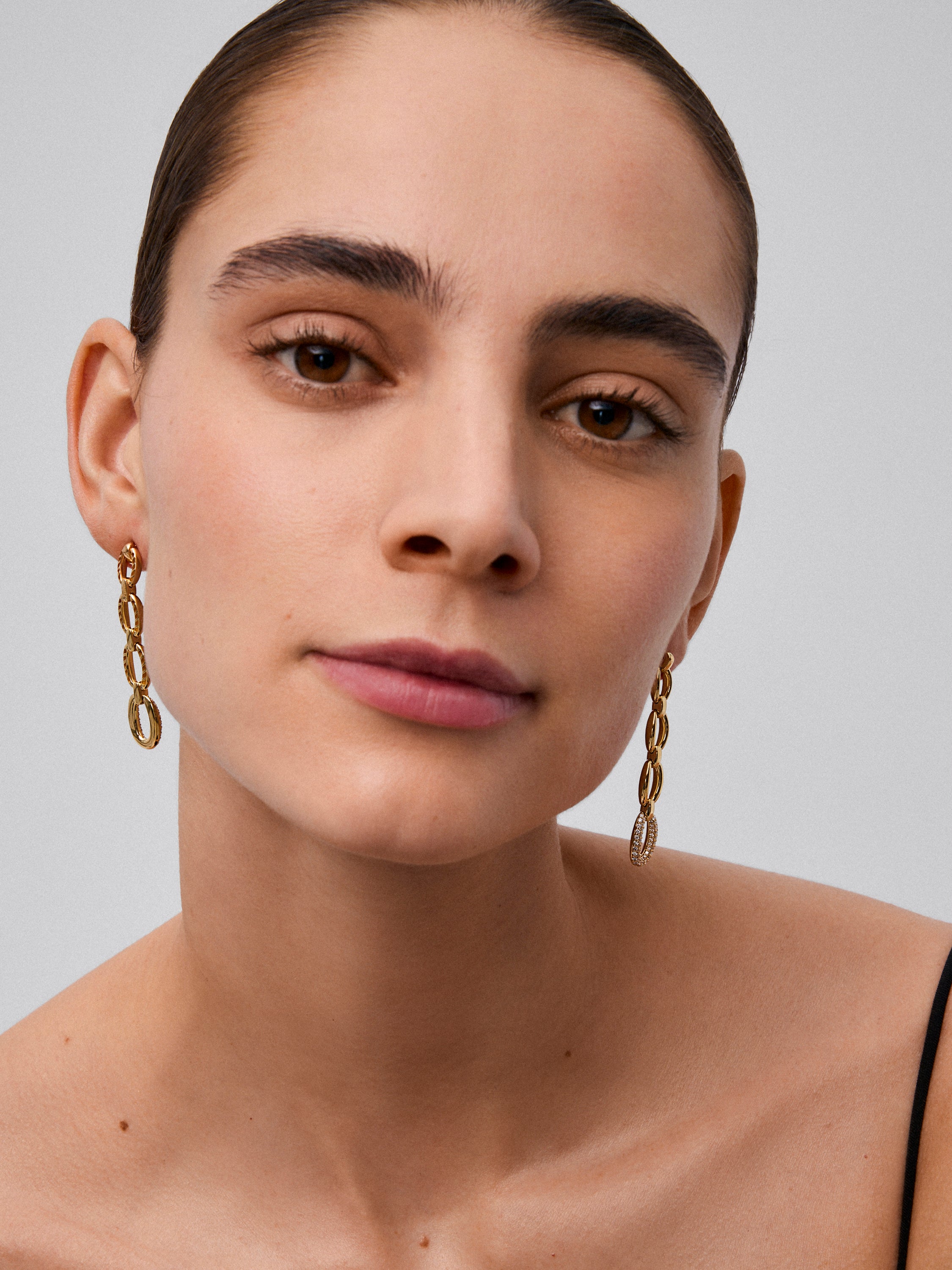 Pendientes largos de eslabones de oro amarillo de 18K con pavé de diamantes