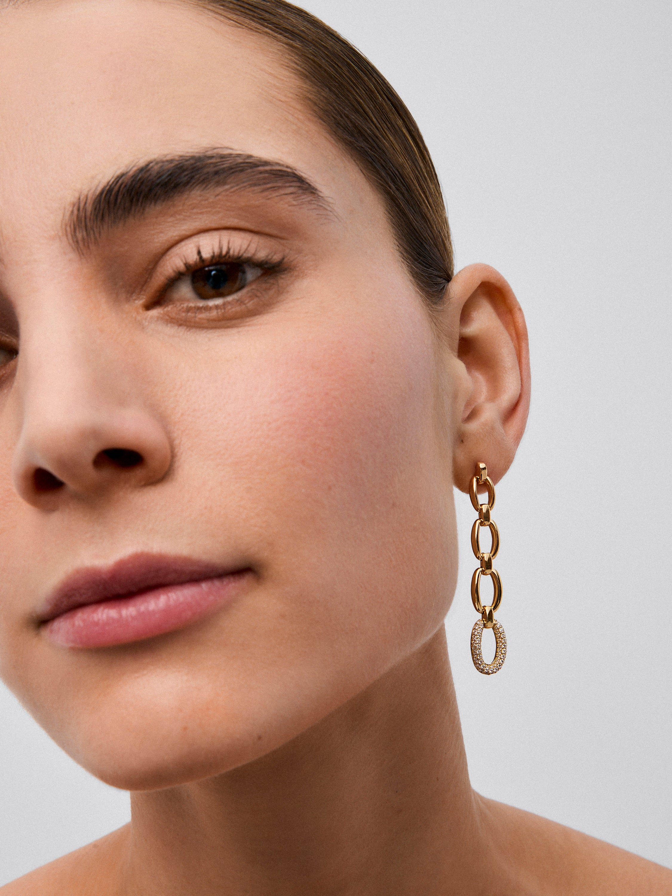 Pendientes largos de eslabones de oro amarillo de 18K con pavé de diamantes