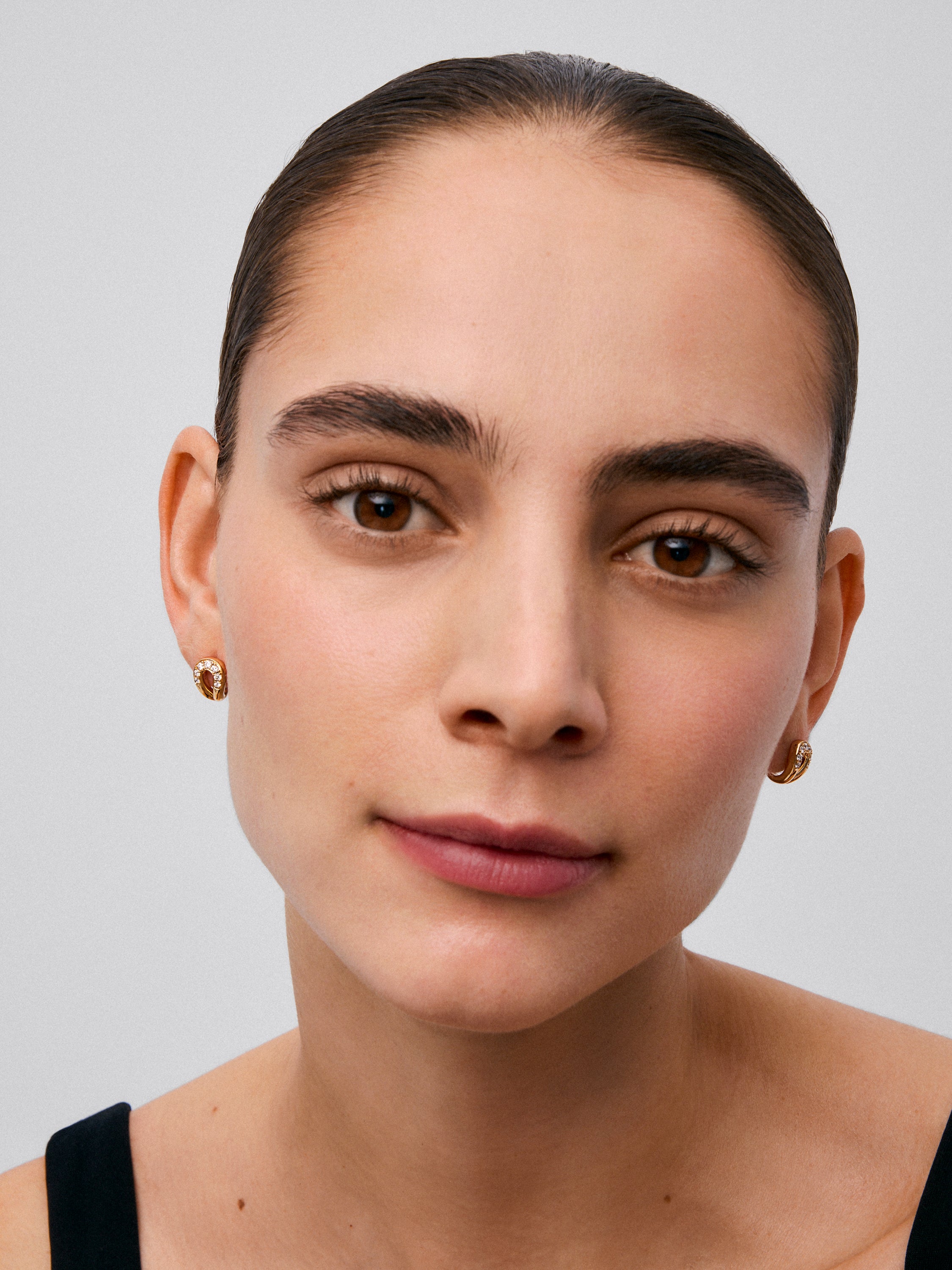 Pendientes eslabón de oro amarillo de 18K con  14 diamantes en talla brillante con un total de 0,3 cts