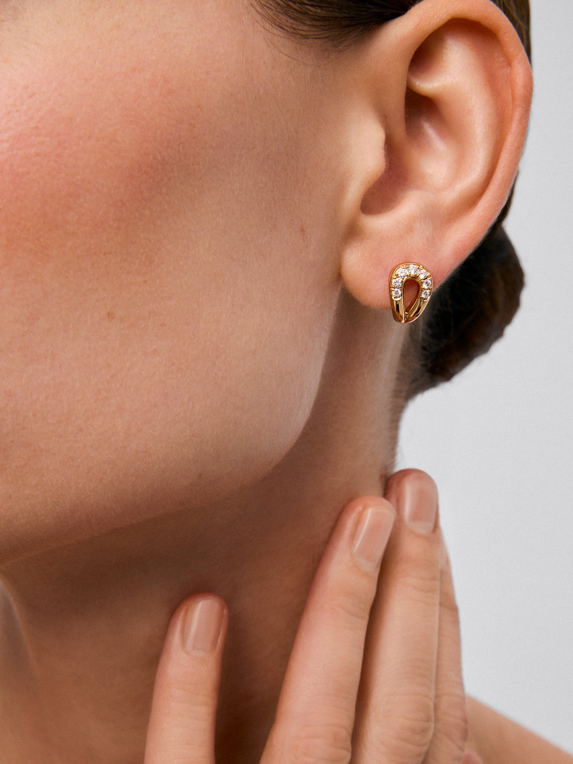 Pendientes eslabón de oro amarillo de 18K con  14 diamantes en talla brillante con un total de 0,3 cts