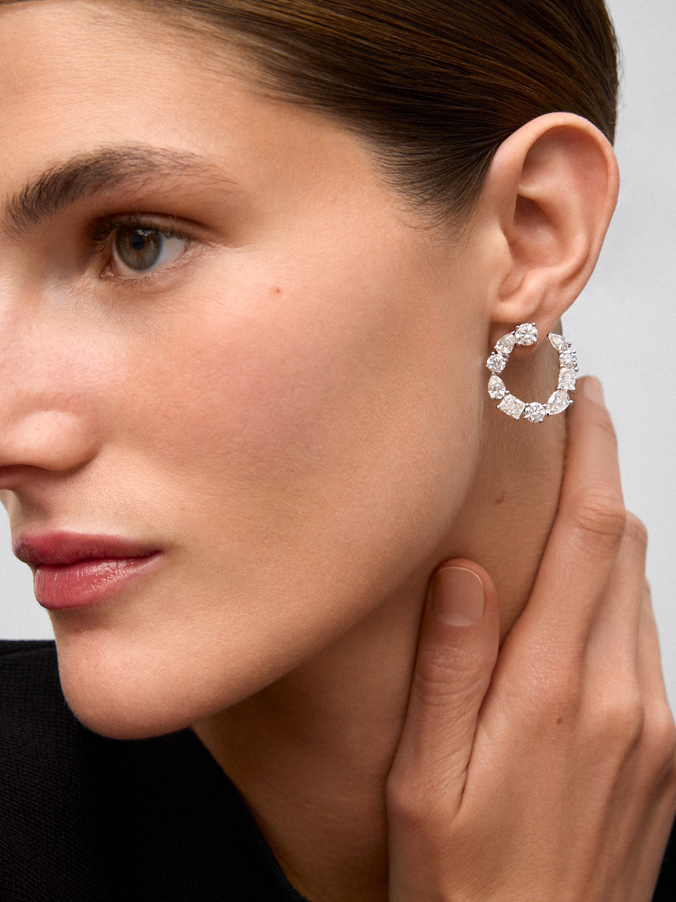 Pendientes de aro de Alta Joyería en oro blanco de 18K con diamantes