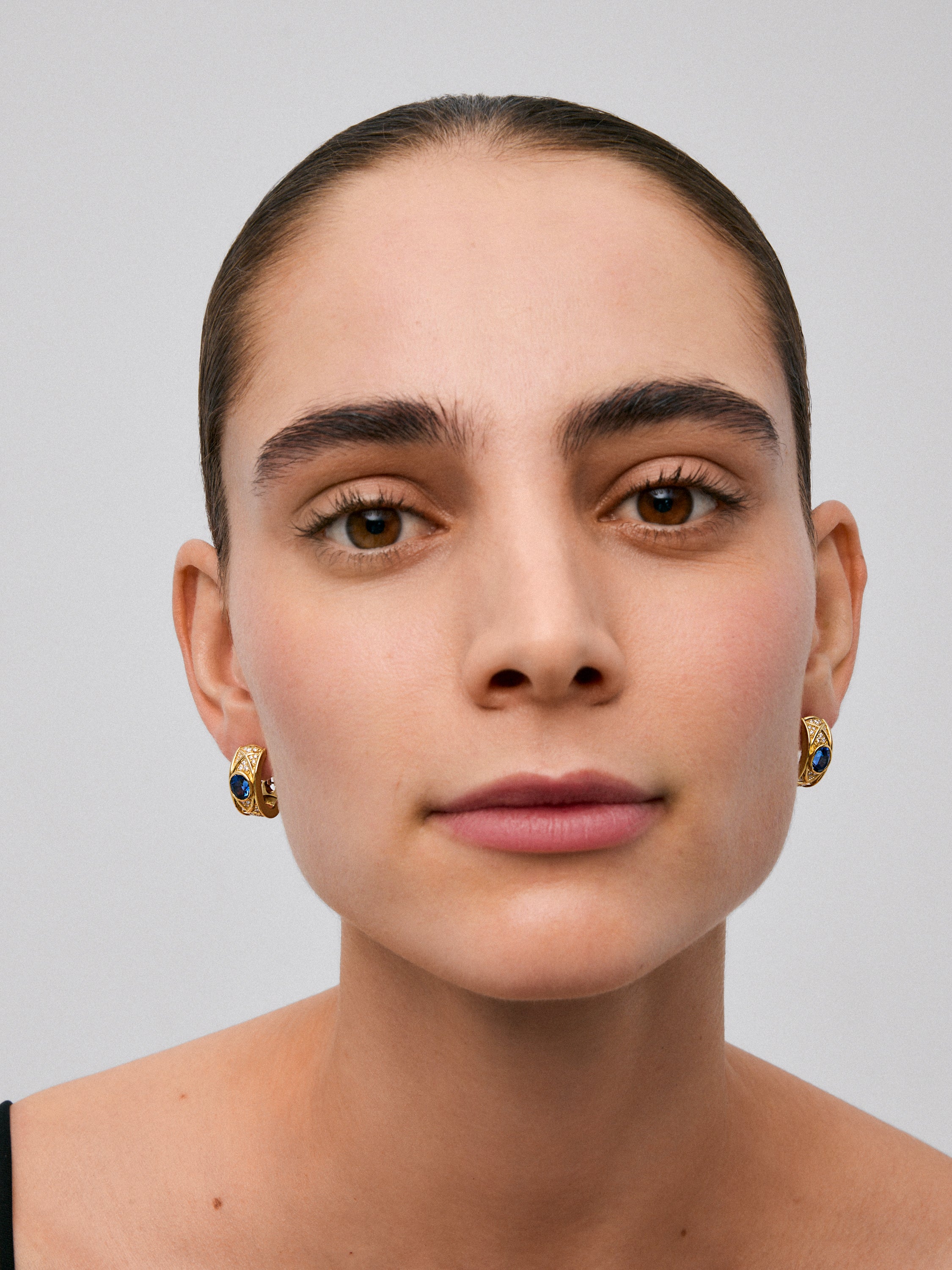 Pendientes de oro amarillo de 18K con zafiro en tallla oval de 3,4 cts y 56 diamantes en talla brillante con un total de 0,4 cts