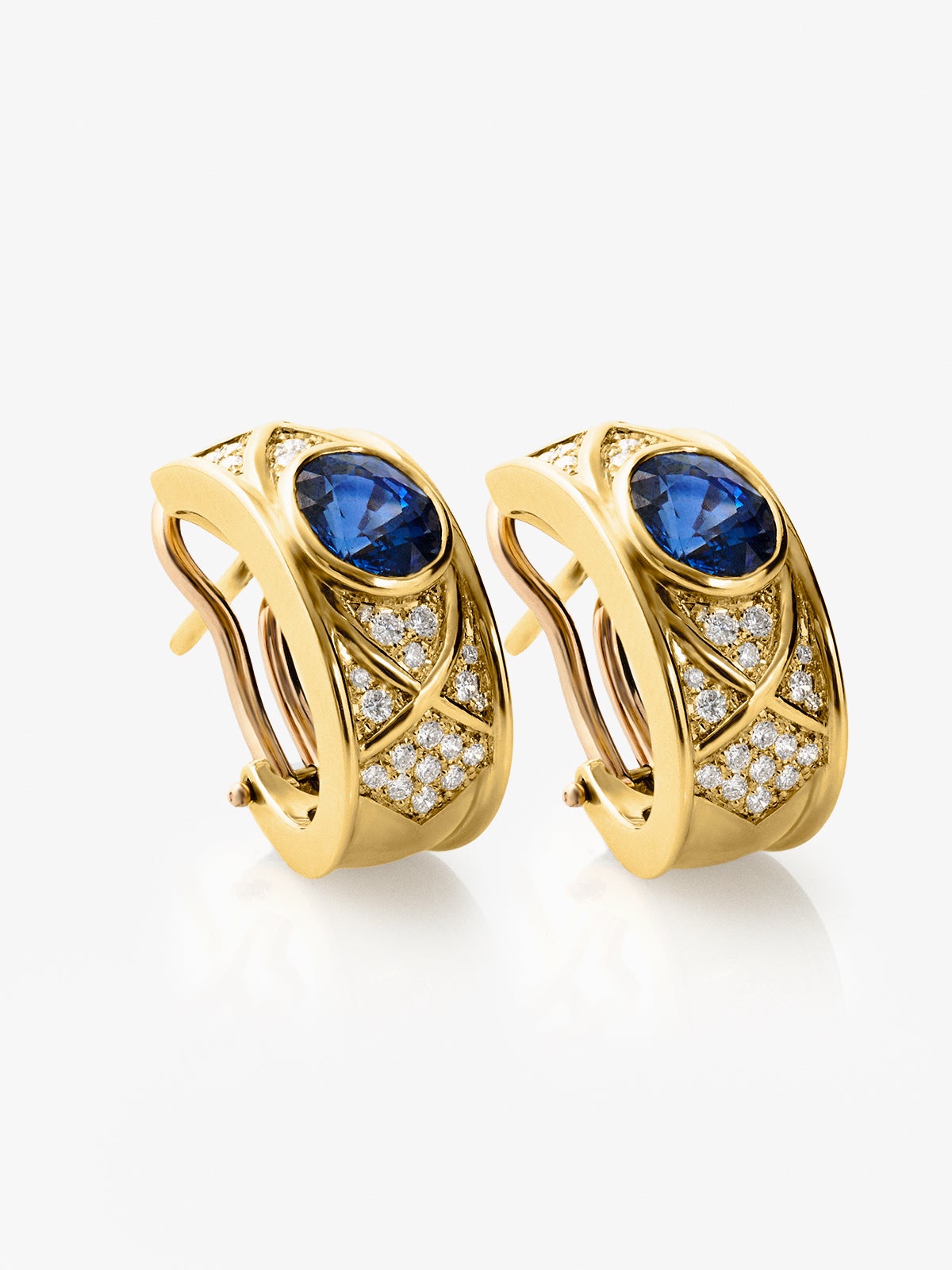 Pendientes de oro amarillo de 18K con zafiro en tallla oval de1,73 cts y diamantes en talla brillante con un total de 1,58 cts