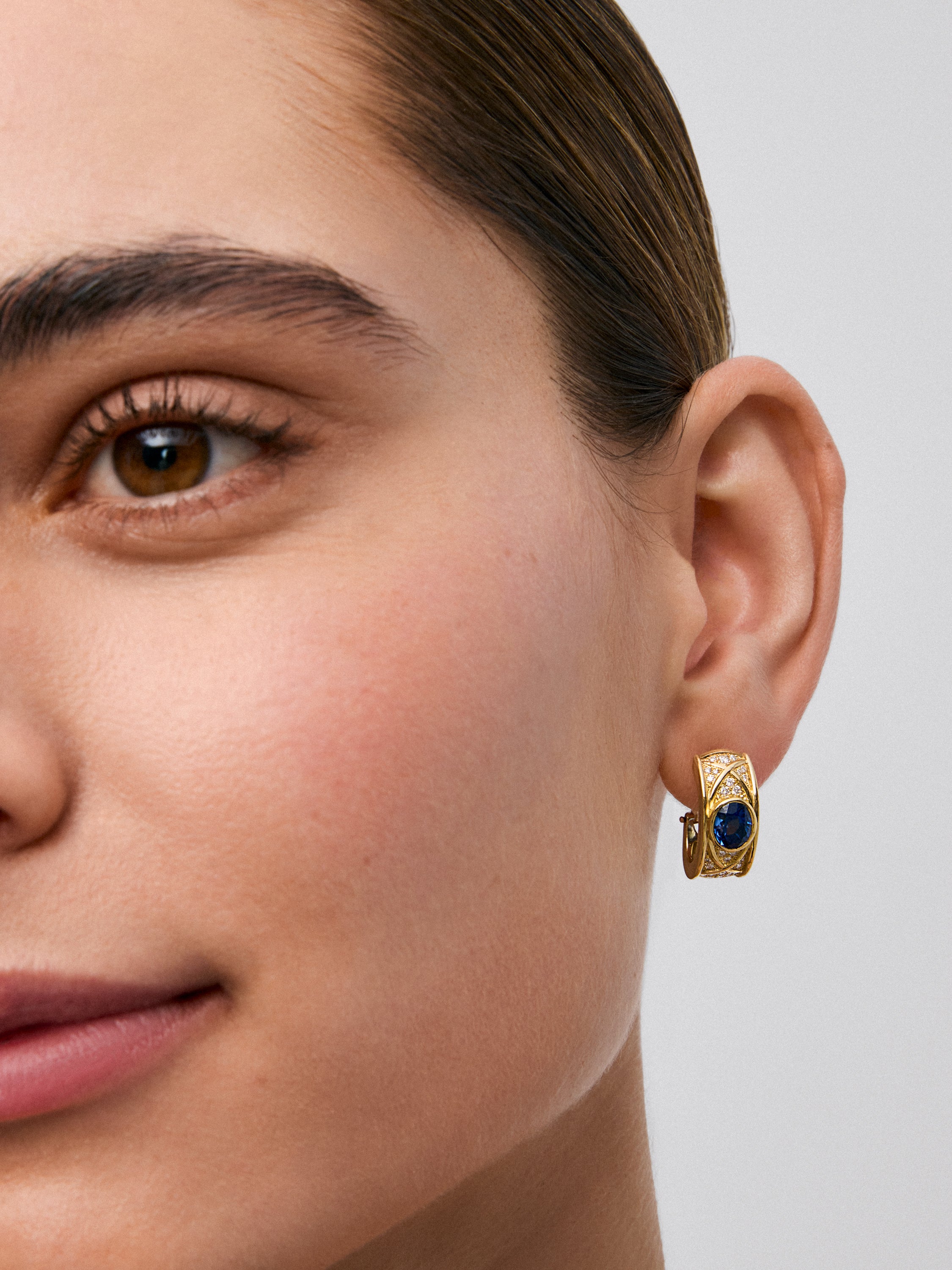 Pendientes de oro amarillo de 18K con zafiro en tallla oval de 3,4 cts y 56 diamantes en talla brillante con un total de 0,4 cts