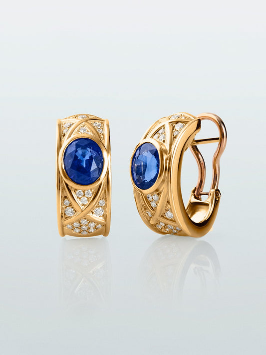 Pendientes de oro amarillo de 18K con zafiro en tallla oval de 3,4 cts y 56 diamantes en talla brillante con un total de 0,4 cts