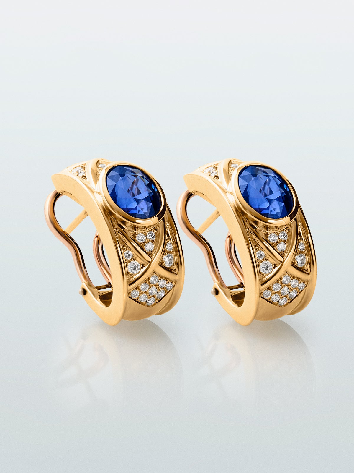 Pendientes de oro amarillo de 18K con zafiro en tallla oval de 3,4 cts y 56 diamantes en talla brillante con un total de 0,4 cts