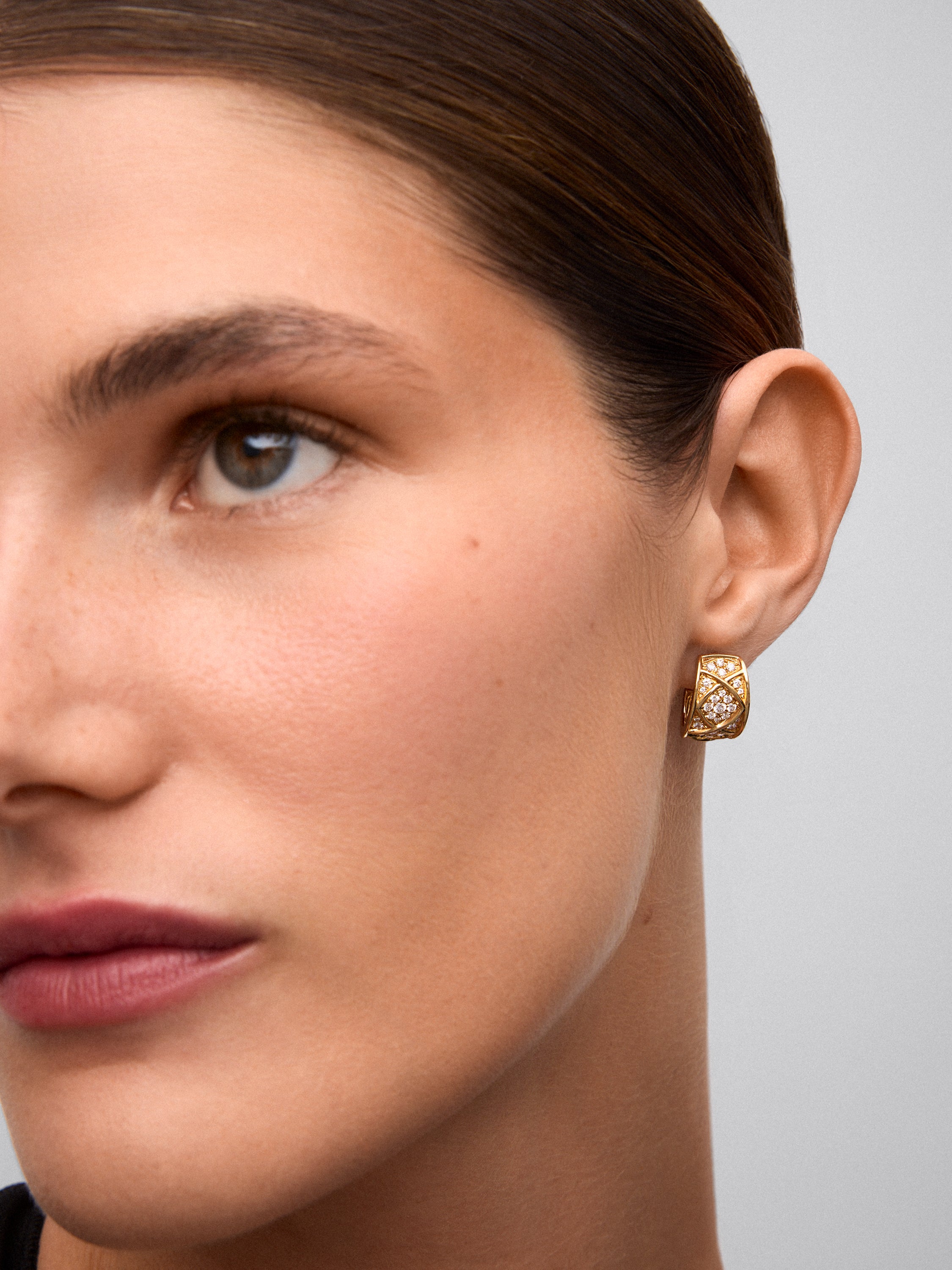 Pendientes de oro amarillo de 18K con 64 diamantes en talla brillante con un total de 0,8 cts