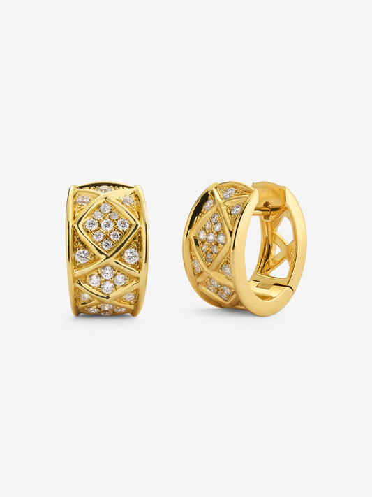 Pendientes de oro amarillo de 18K con 48 diamantes en talla brillate con un total de 0,3 cts