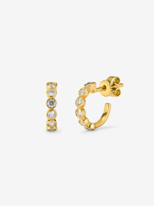 Pendientes de aro en oro amarillo de 18K con 12 diamantes en talla brillante con un total de 0,3 cts