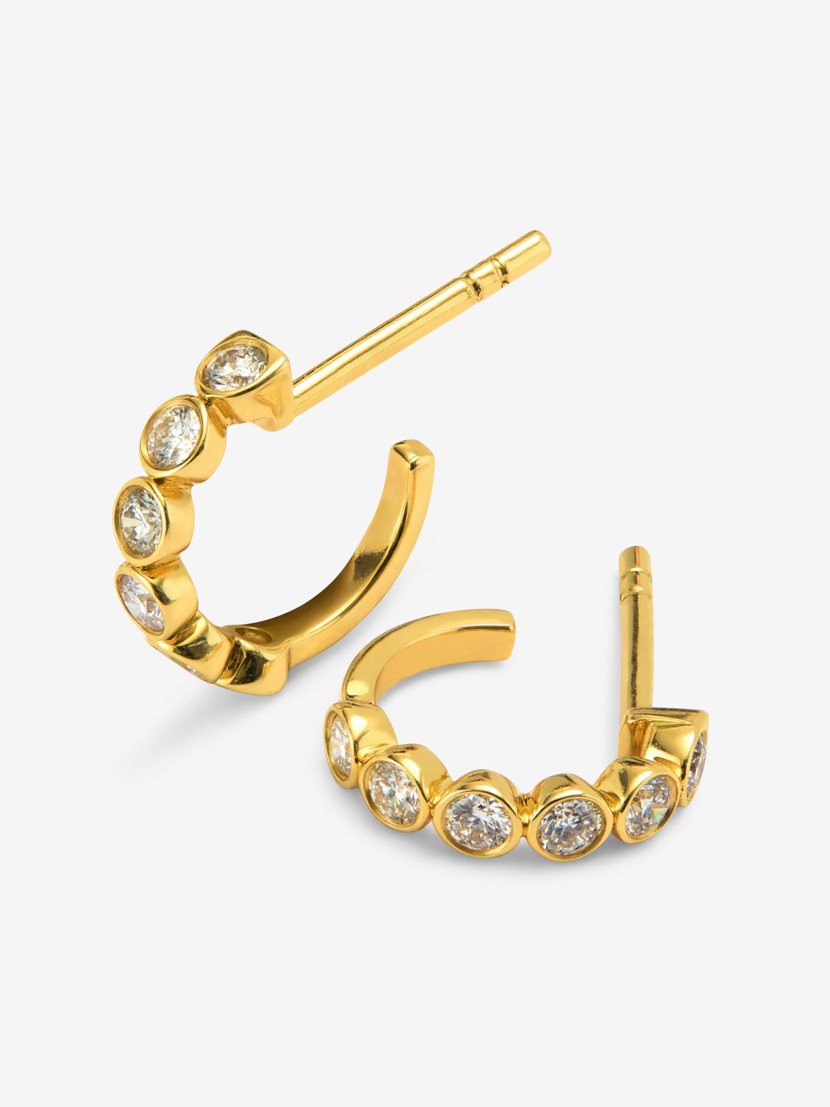 Pendientes de aro en oro amarillo de 18K con 12 diamantes en talla brillante con un total de 0,3 cts