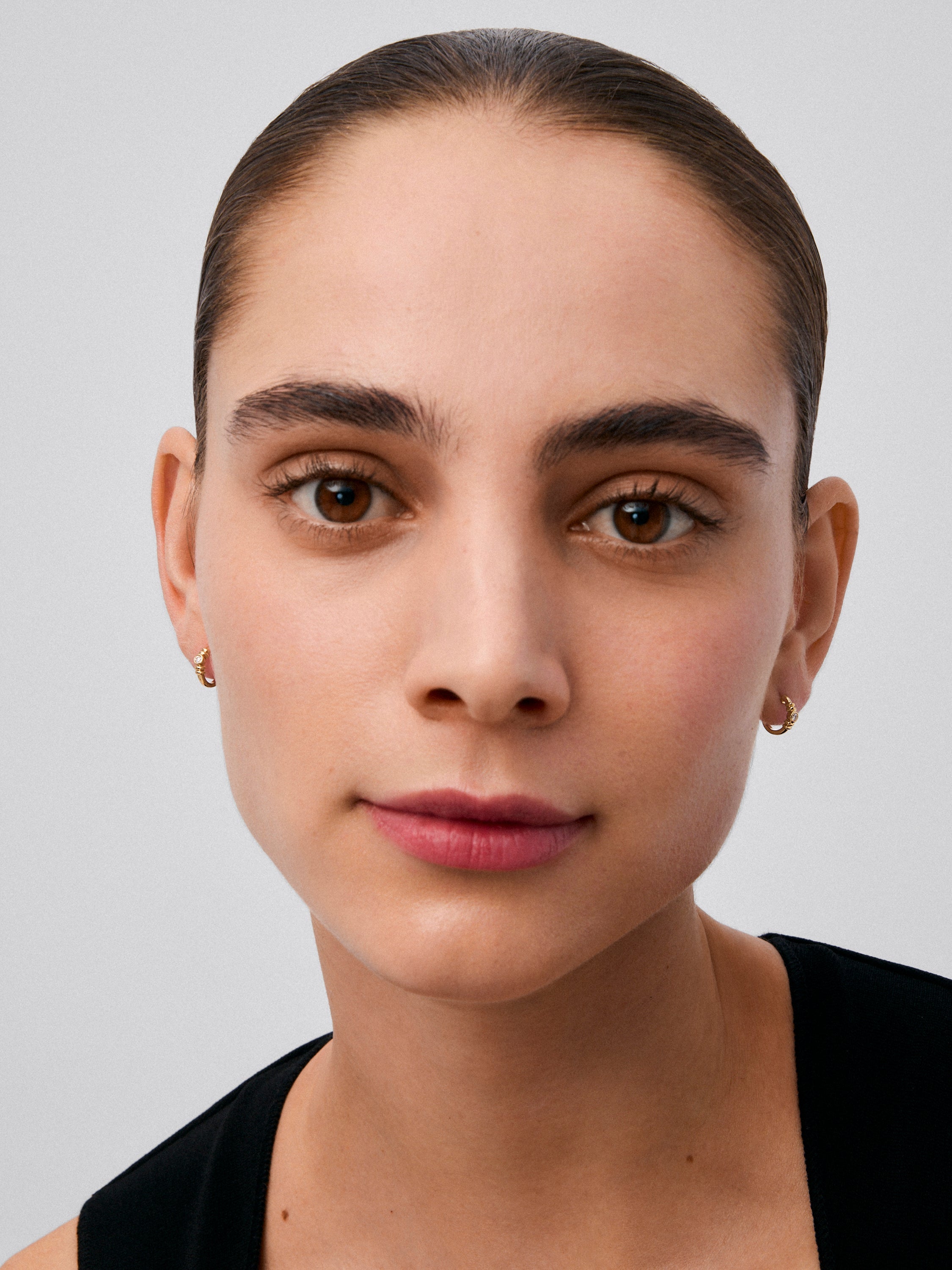 Pendientes de aro en oro amarillo de 18K con diamantes en talla brillante con un total de 0,07 cts