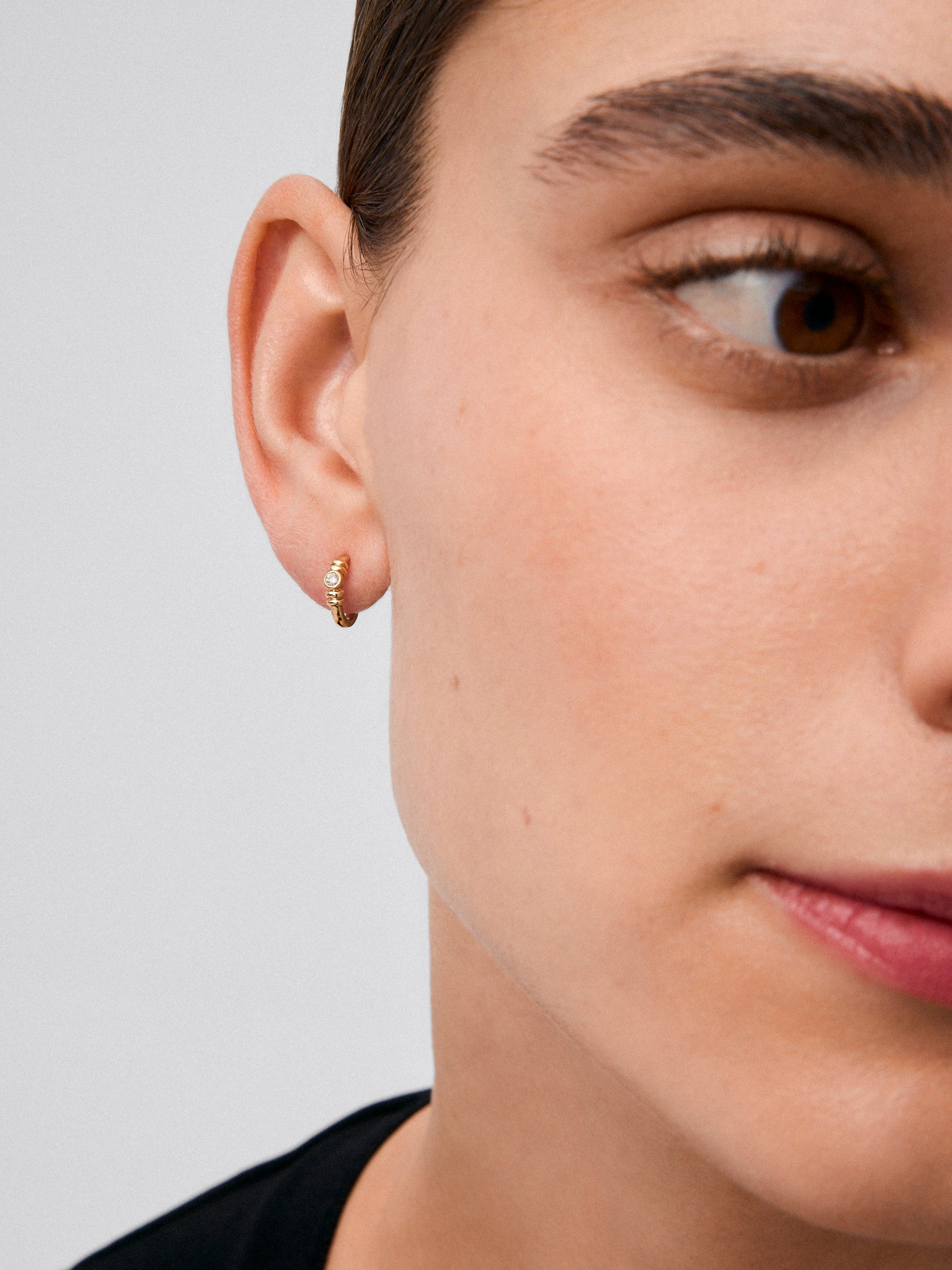 Pendientes de aro en oro amarillo de 18K con diamantes en talla brillante con un total de 0,07 cts