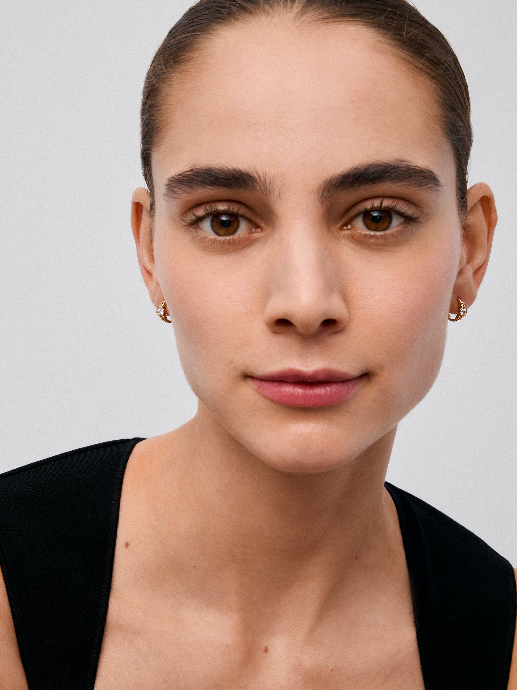 Pendientes de aro en oro amarillo de 18K con diamantes en talla brillante con un total de 0,34 cts