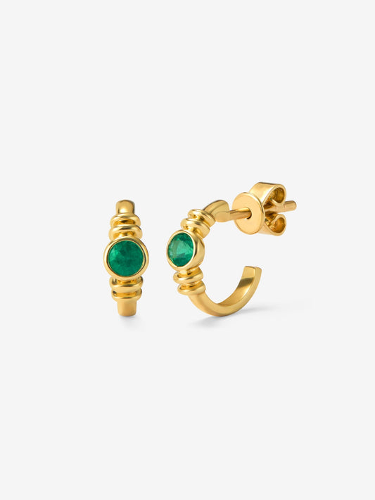 Pendientes de aro en oro amarillo de 18K con esmeralda en talla brillante