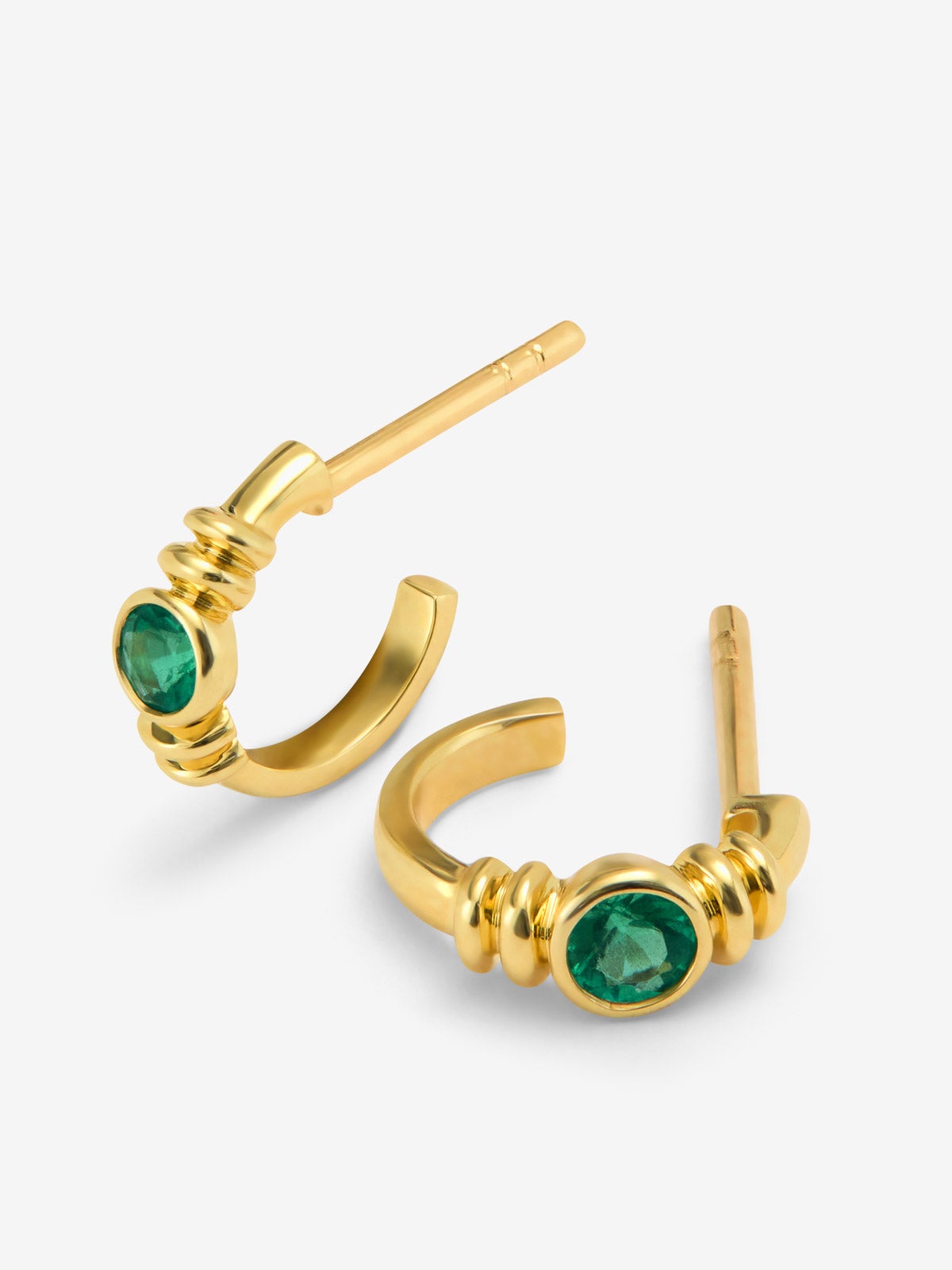 Pendientes de aro en oro amarillo de 18K con esmeralda en talla brillante