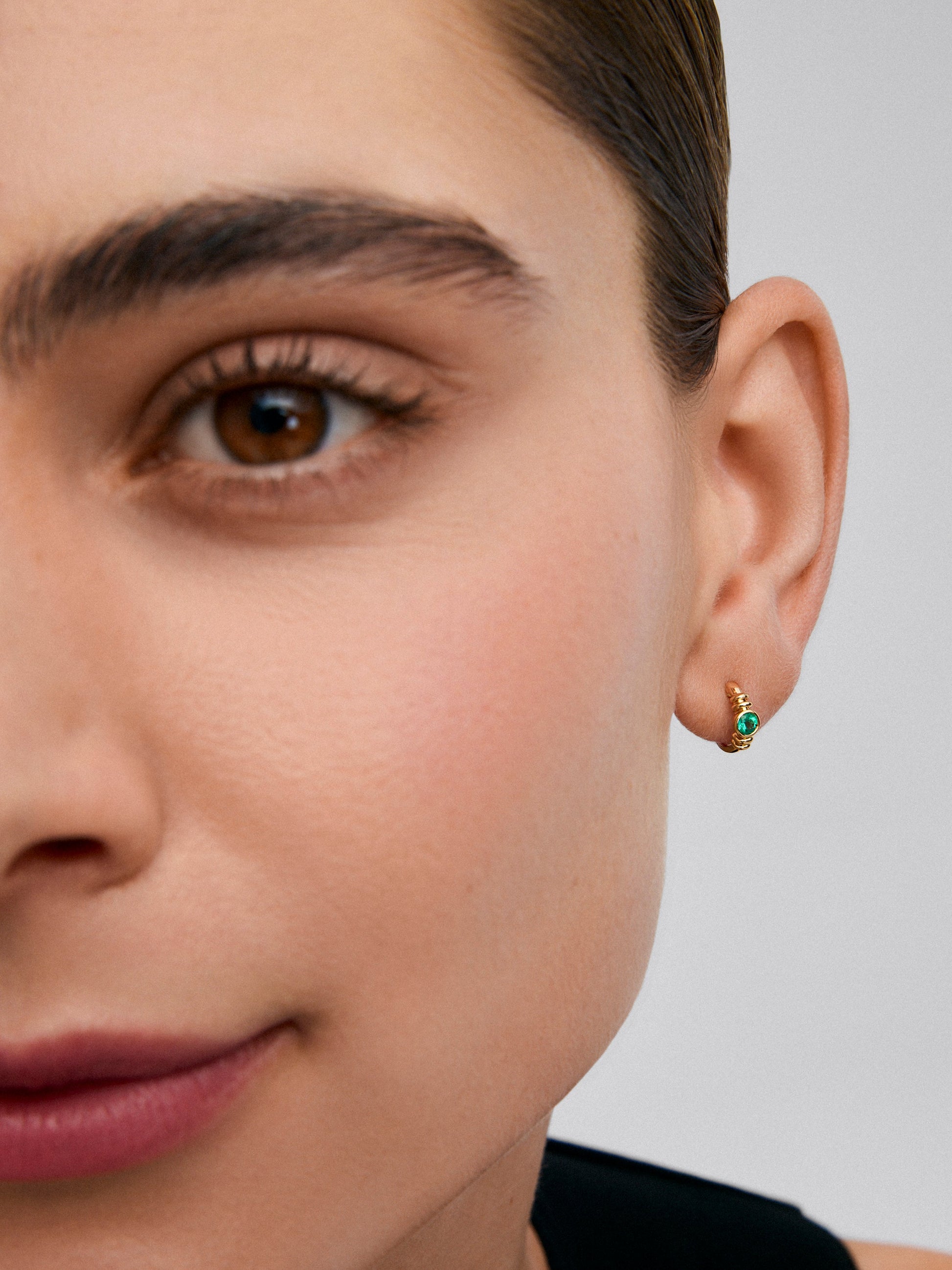 Pendientes de aro en oro amarillo de 18K con esmeralda en talla brillante