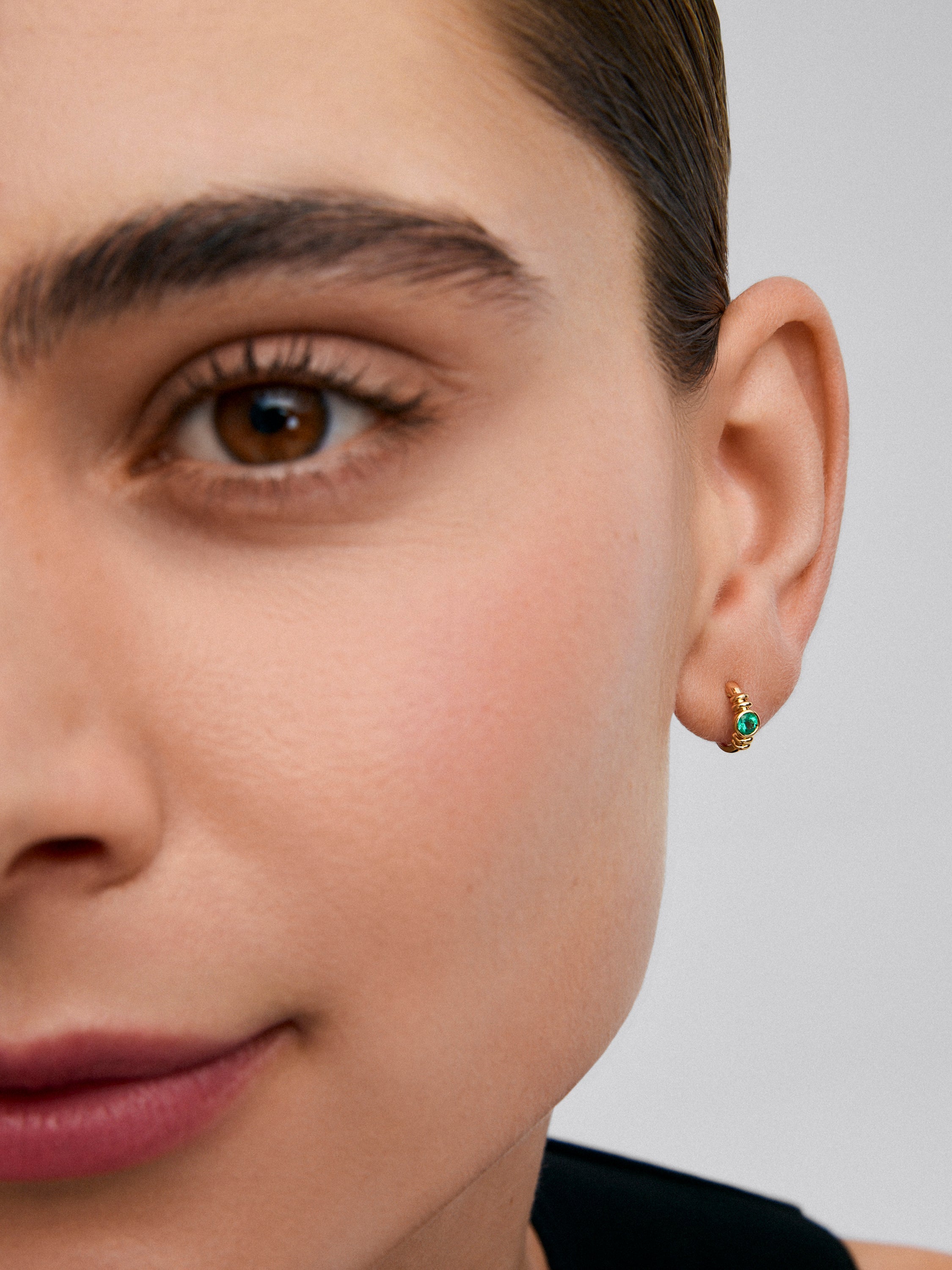 Pendientes de aro en oro amarillo de 18K con esmeralda en talla brillante