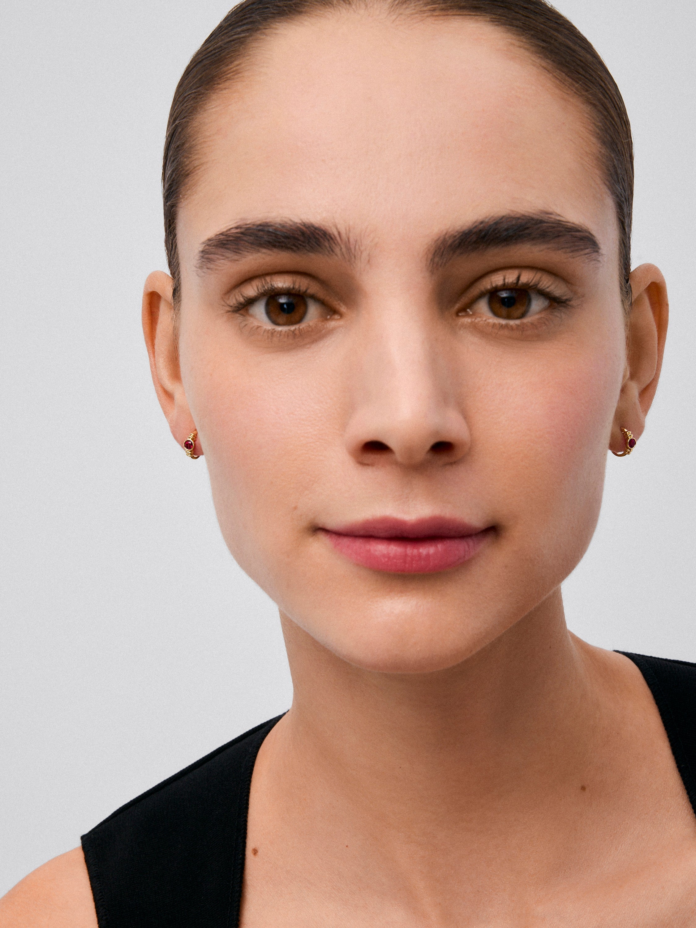 Pendientes de aro en oro amarillo de 18K con rubí en talla brillante