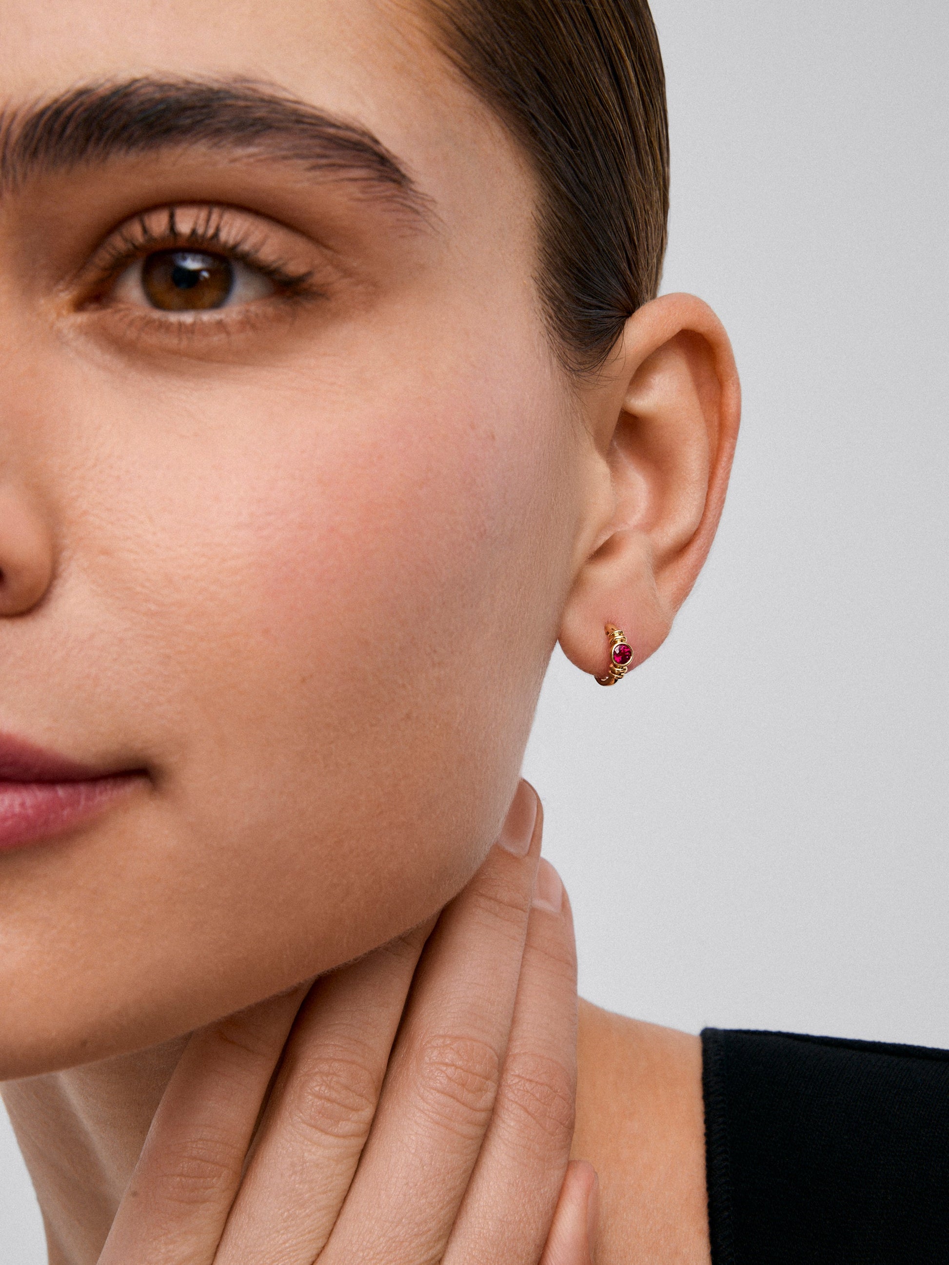 Pendientes de aro en oro amarillo de 18K con rubí en talla brillante