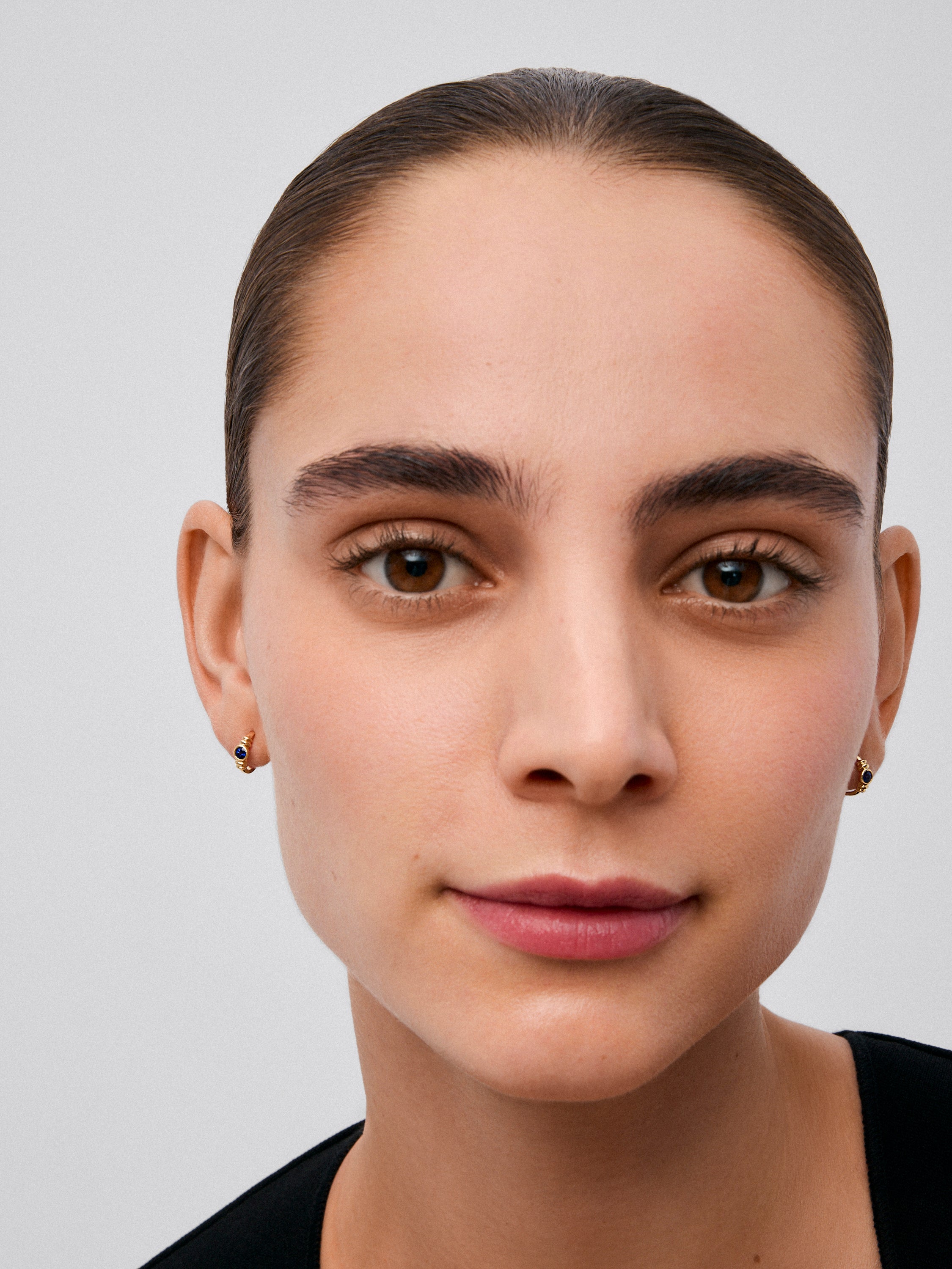 Pendientes de aro en oro amarillo de 18K con zafiro en talla brillante