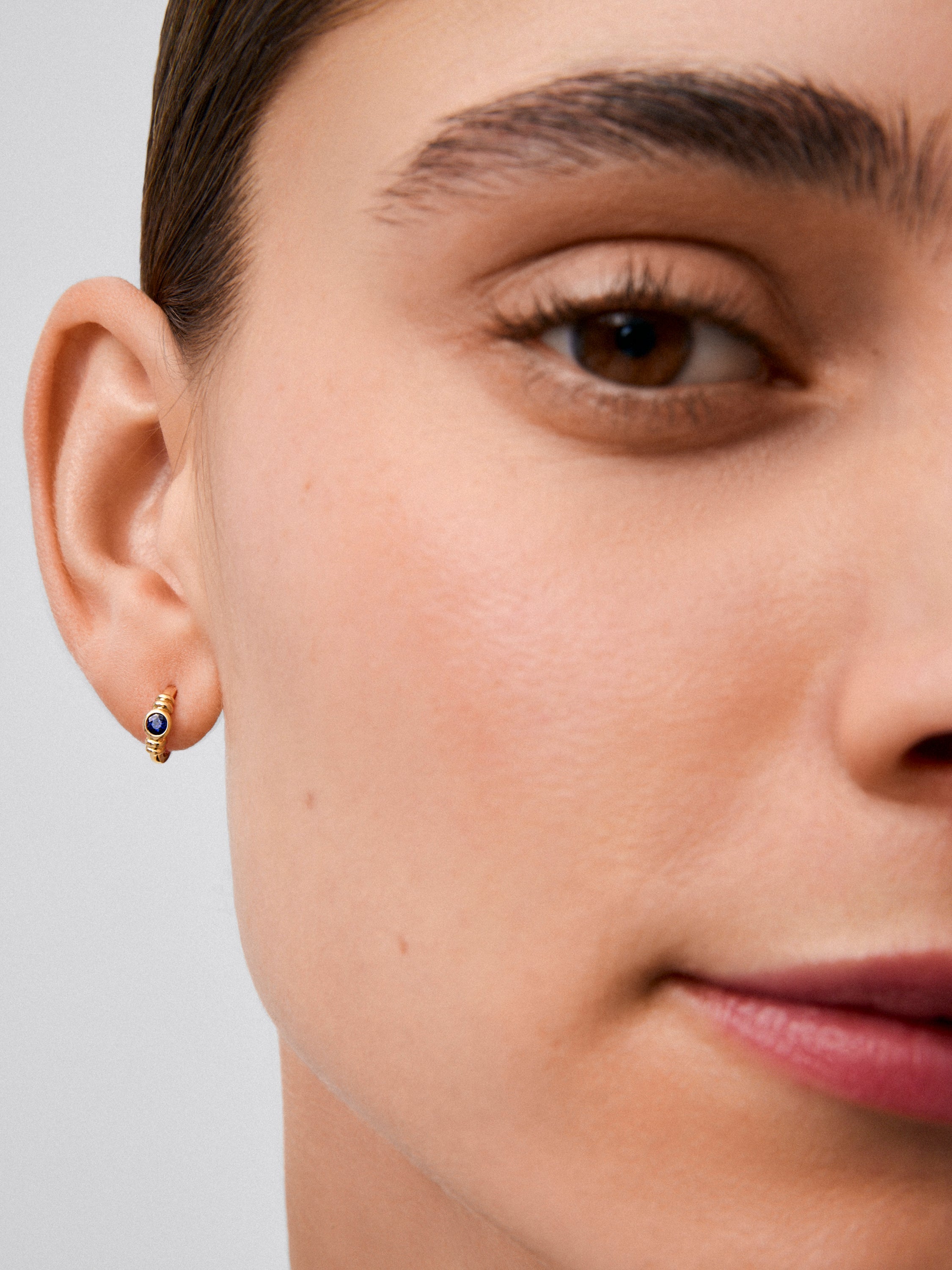 Pendientes de aro en oro amarillo de 18K con zafiro en talla brillante