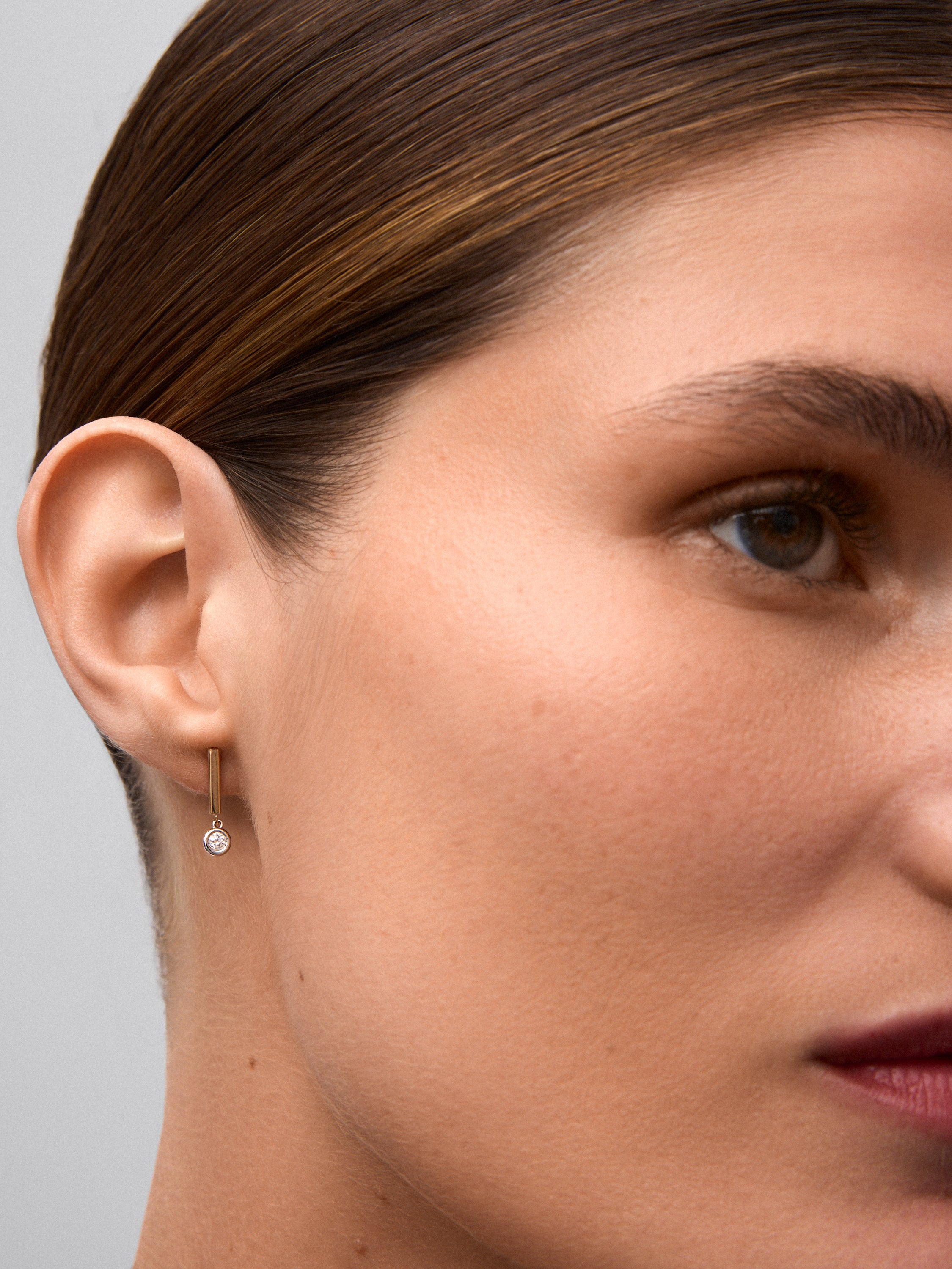 Pendientes de oro amarillo de 18K con 2 diamantes en talla brillante con un total de 0,12 cts