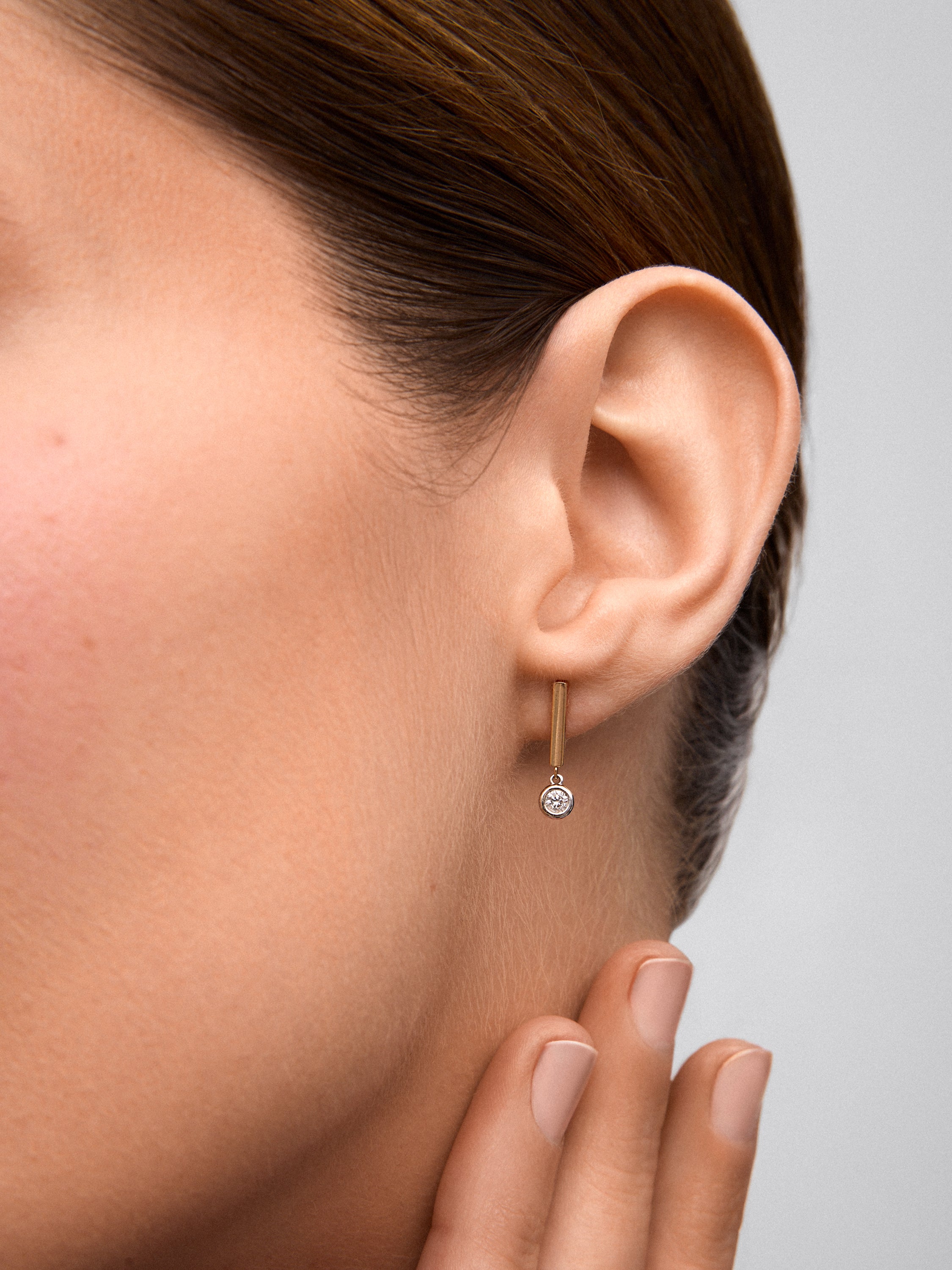 Pendientes de oro amarillo de 18K con 2 diamantes en talla brillante con un total de 0,12 cts