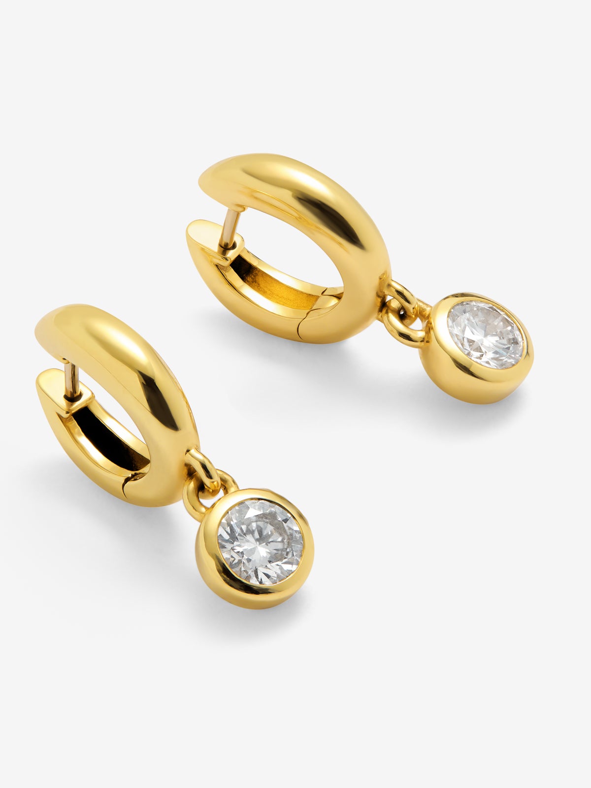 Pendientes de aro en oro amarillo de 18K con 2 diamantes en talla brillante con un total de 0,8 cts